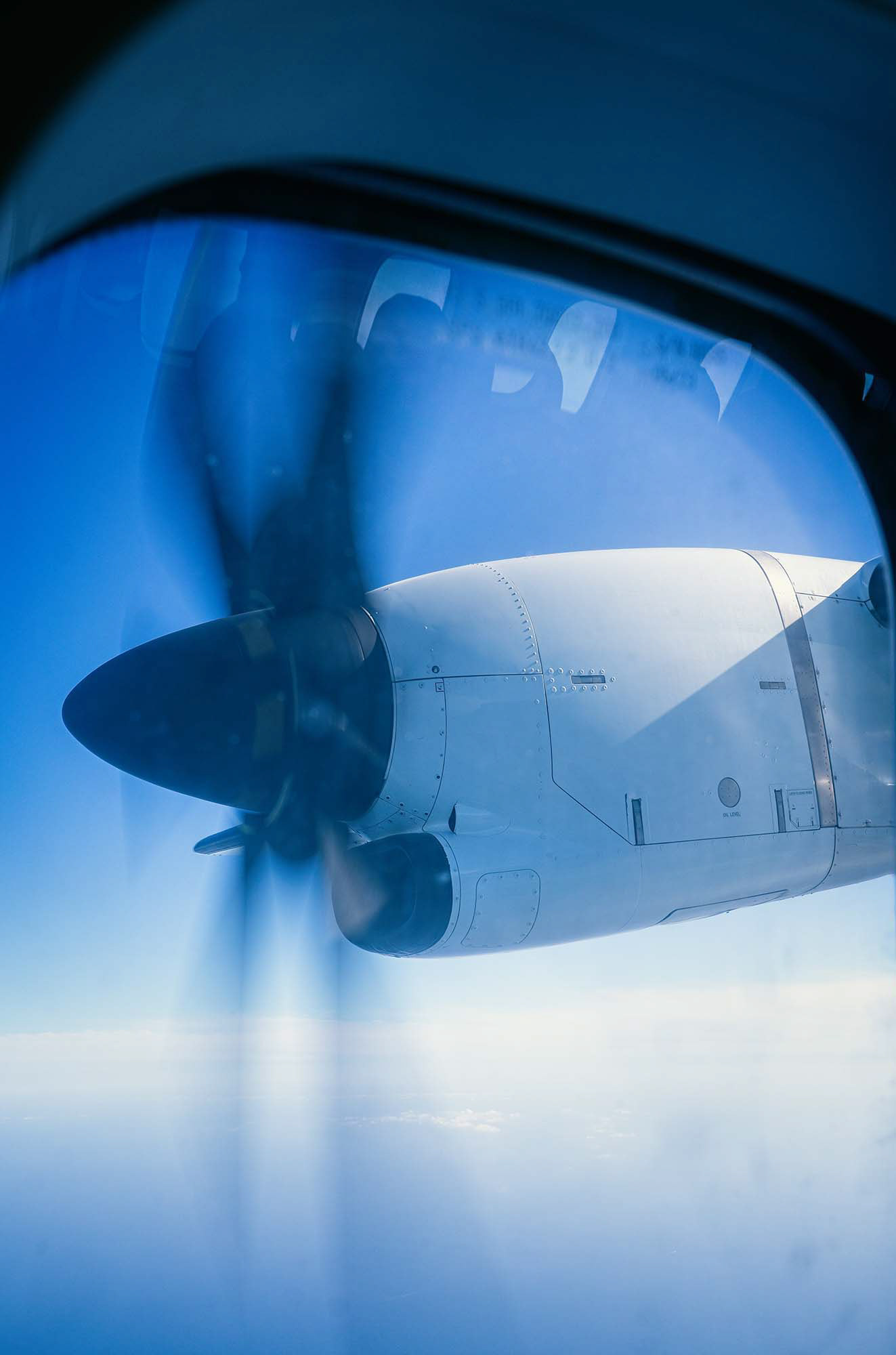 Blick aus dem Kabinenfenster auf Motor und Propeller eines Regionalflugzeugs. Fotograf Klaus Ohlenschläger - Frankfurt - Bad Homburg – Kronberg