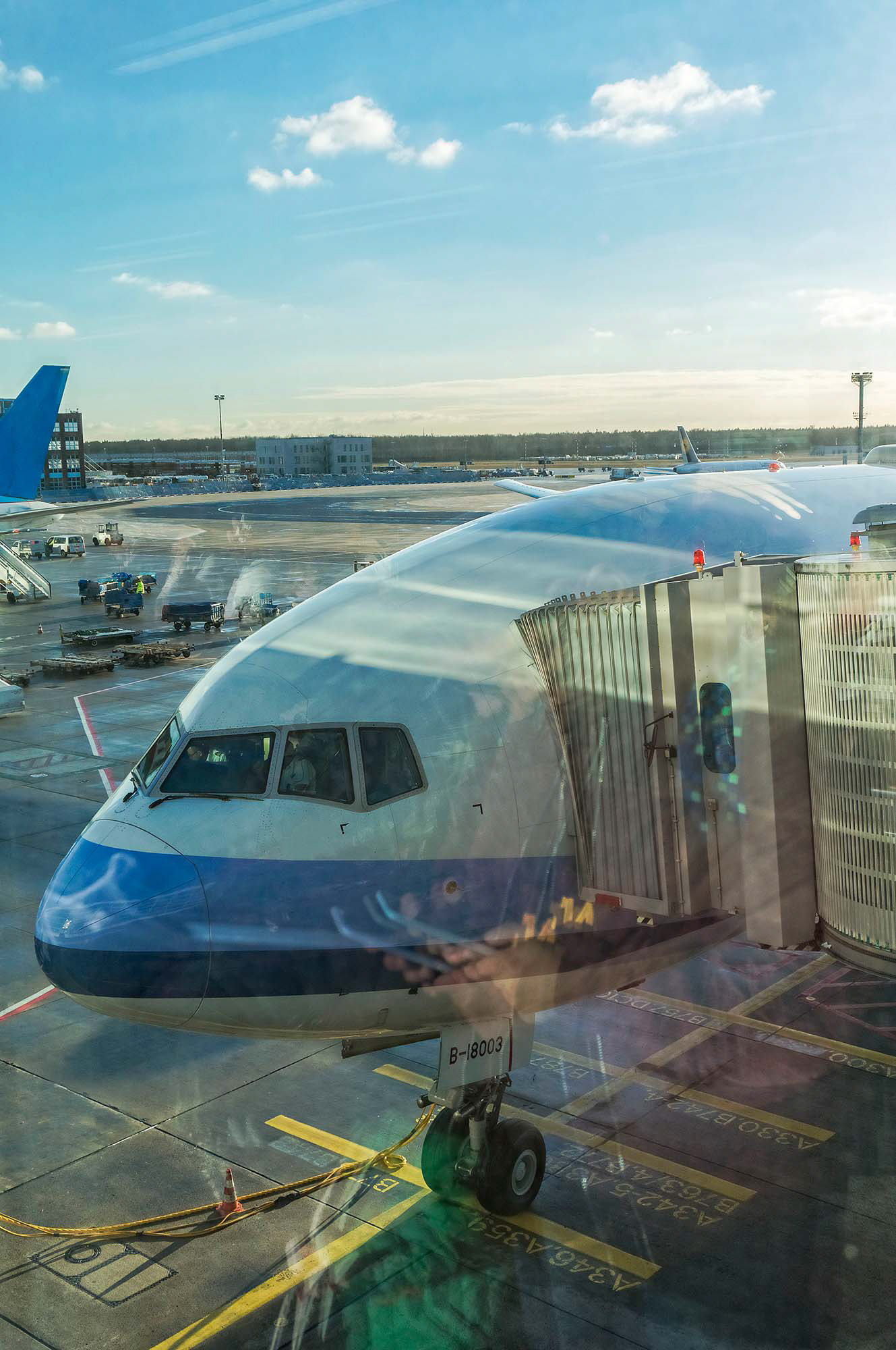Blick durch die Fensterfront eines Terminals auf das Cockpit eines Passagierflugzeugs. Fotograf Klaus Ohlenschläger - Frankfurt - Bad Homburg – Kronberg
