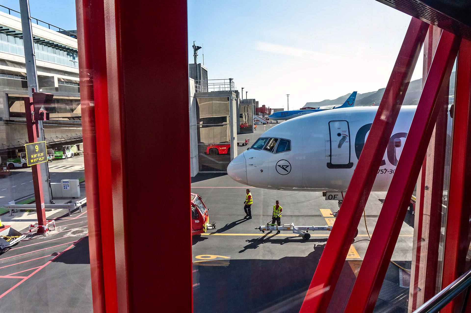 Vorfeld auf dem Flughafen von La Palma mit Blick auf das Cockpit eines Flugzeuges von Condor und einer Maschine von TuiFly im Hintergrund. Fotograf Klaus Ohlenschläger - Frankfurt - Bad Homburg – Kronberg