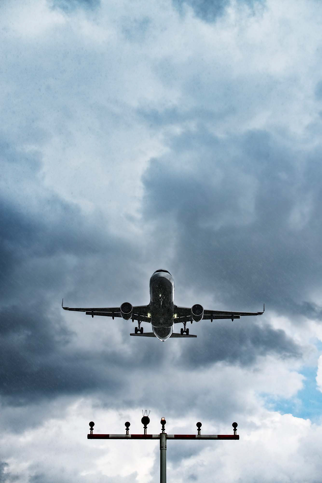 Flugzeug im Landeanflug vor wolkenverhangenem Himmel. Fotograf Klaus Ohlenschläger - Frankfurt - Bad Homburg – Kronberg