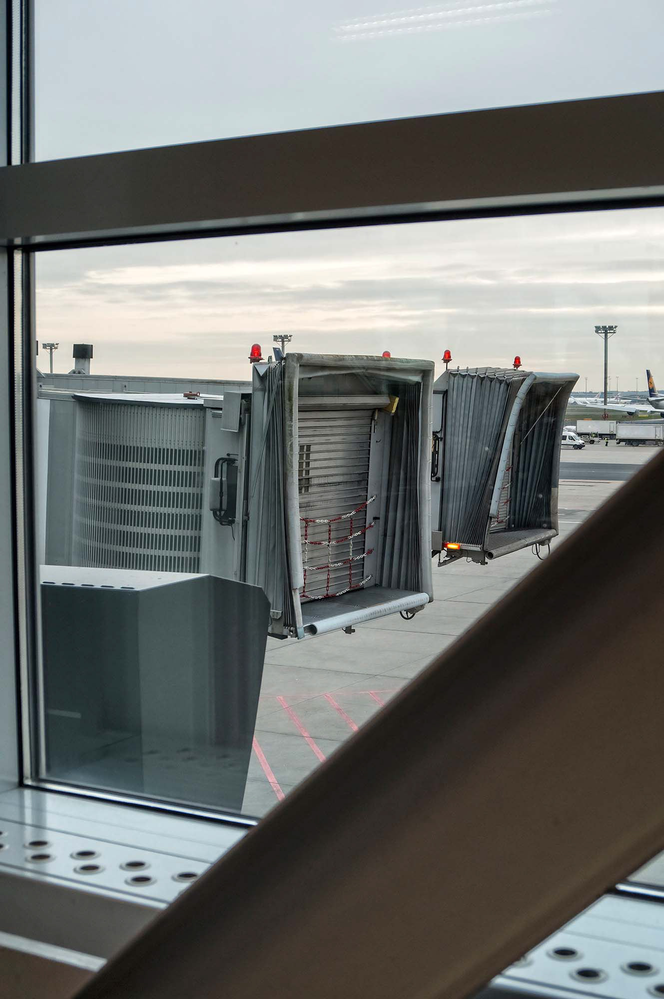 Blick aus dem Terminal eines Flughafens auf zwei Kopfteile von Fluggastbrücken. Fotograf Klaus Ohlenschläger - Frankfurt - Bad Homburg – Kronberg