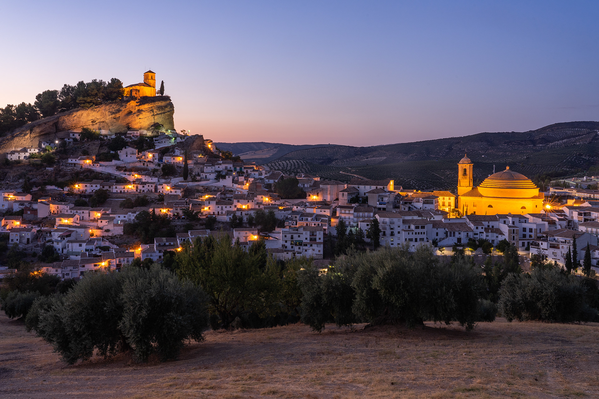 Panorámica del pueblo granadino de Montefrio iluminado en hora azul ilustrando un artículo sobre el encuadre en composición fotográfica