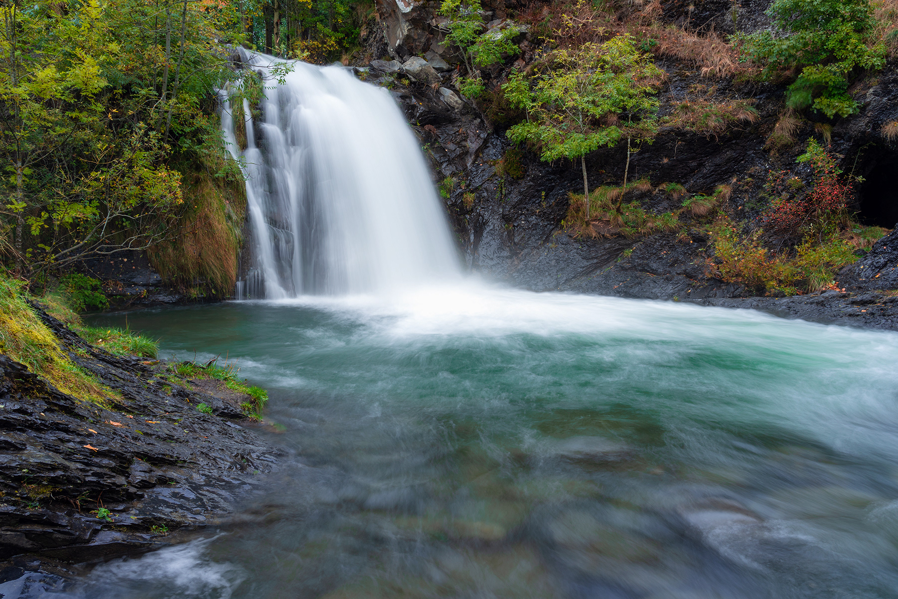 Cascada del el Saltón en Redipuertas, en la provincia de León, de larga exposición con efecto seda ilustrando un artículo sobre el encuadre en composición fotográfica
