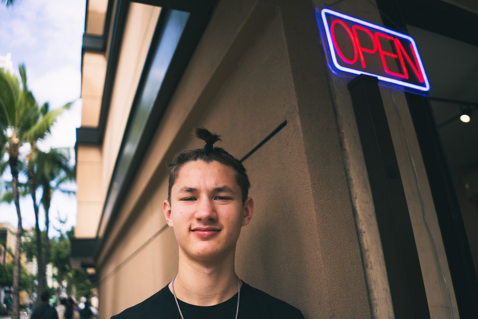 Mieke styles Jakobe's hair.