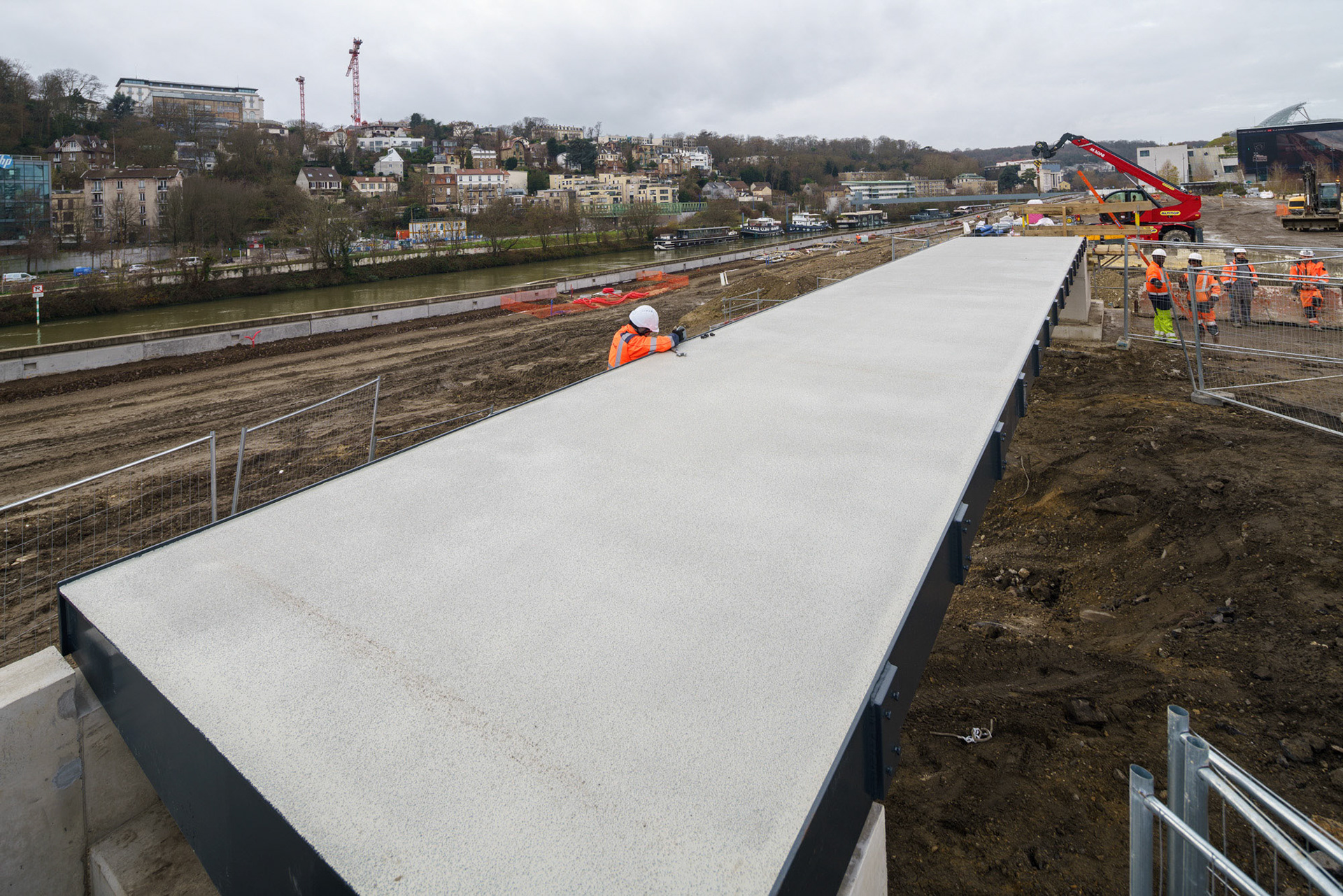 Pose des passerelles - Jardin de l'Ile Seguin