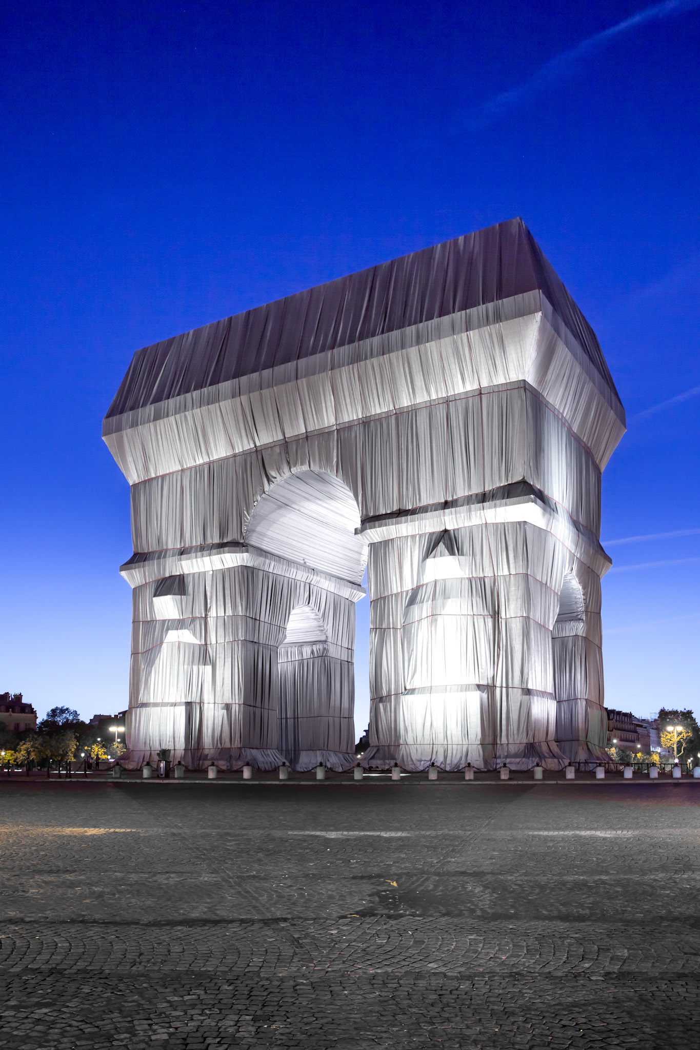Christo and jeanne-Claude • L’arc de triomphe, wrapped, Paris, 2021
