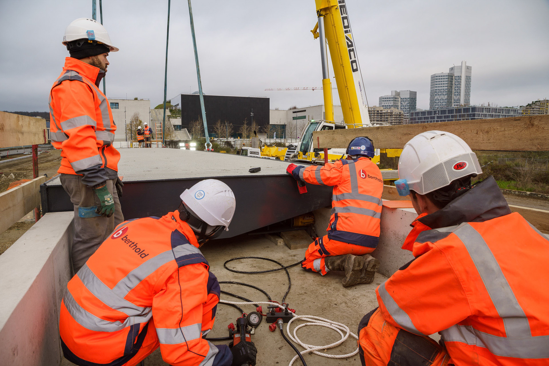 Pose des passerelles - Jardin de l'Ile Seguin, Boulogne-Billancourt