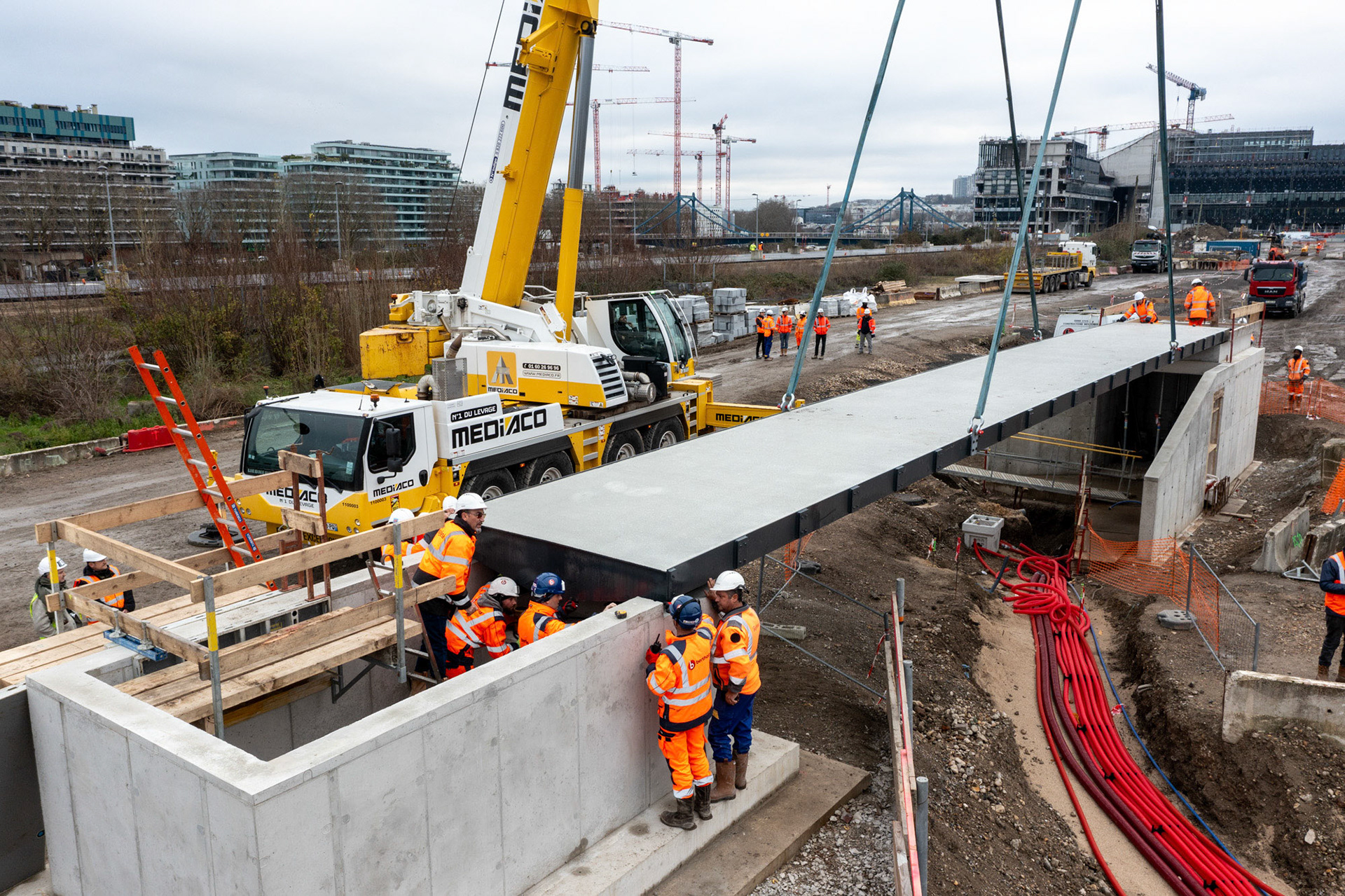 Pose des passerelles - Jardin de l'Ile Seguin, Boulogne-Billancourt