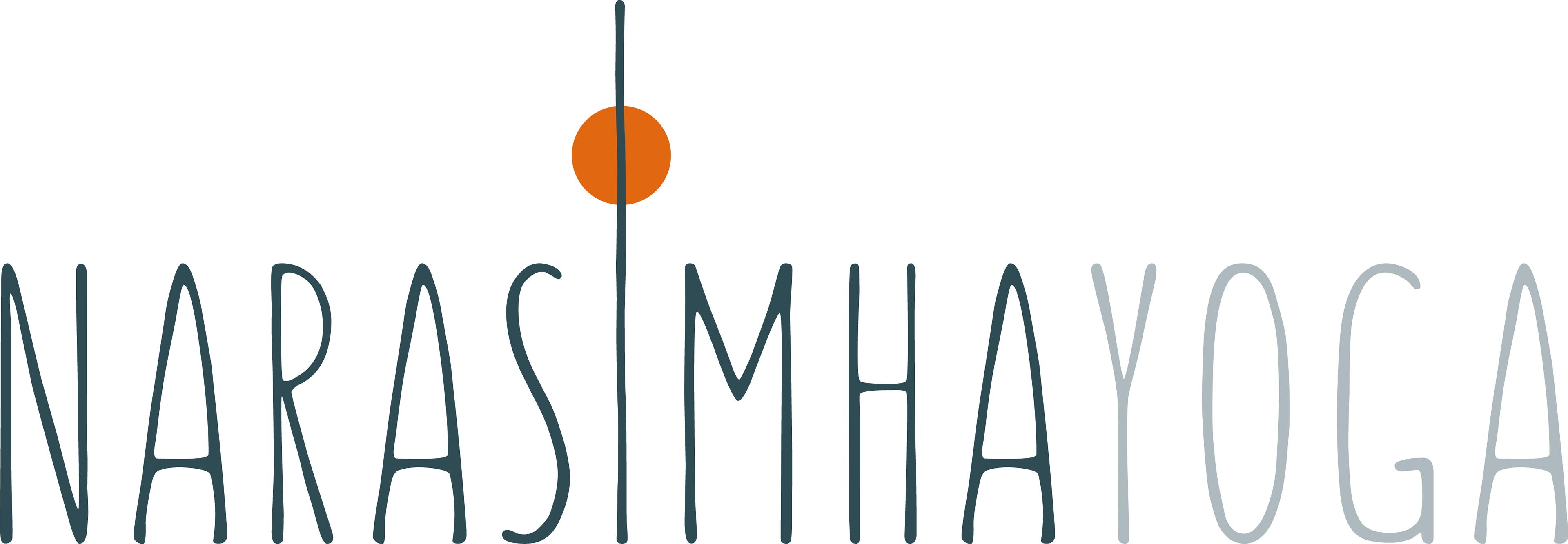 Het logo van Narasimha Yoga bestaat uit het woord (Narasimha Yoga), geschreven in dunne hoofdletters. 'Narasimha' is geschreven in een donkergroene kleur, en 'Yoga' in lichtgroen. De 'i' van 'Narasimha' is een verlengd stokje met een oranje bol als hoofd, die de yoga-houding Urdhva Hastasana symboliseert, waarbij men de armen recht boven het hoofd heft.