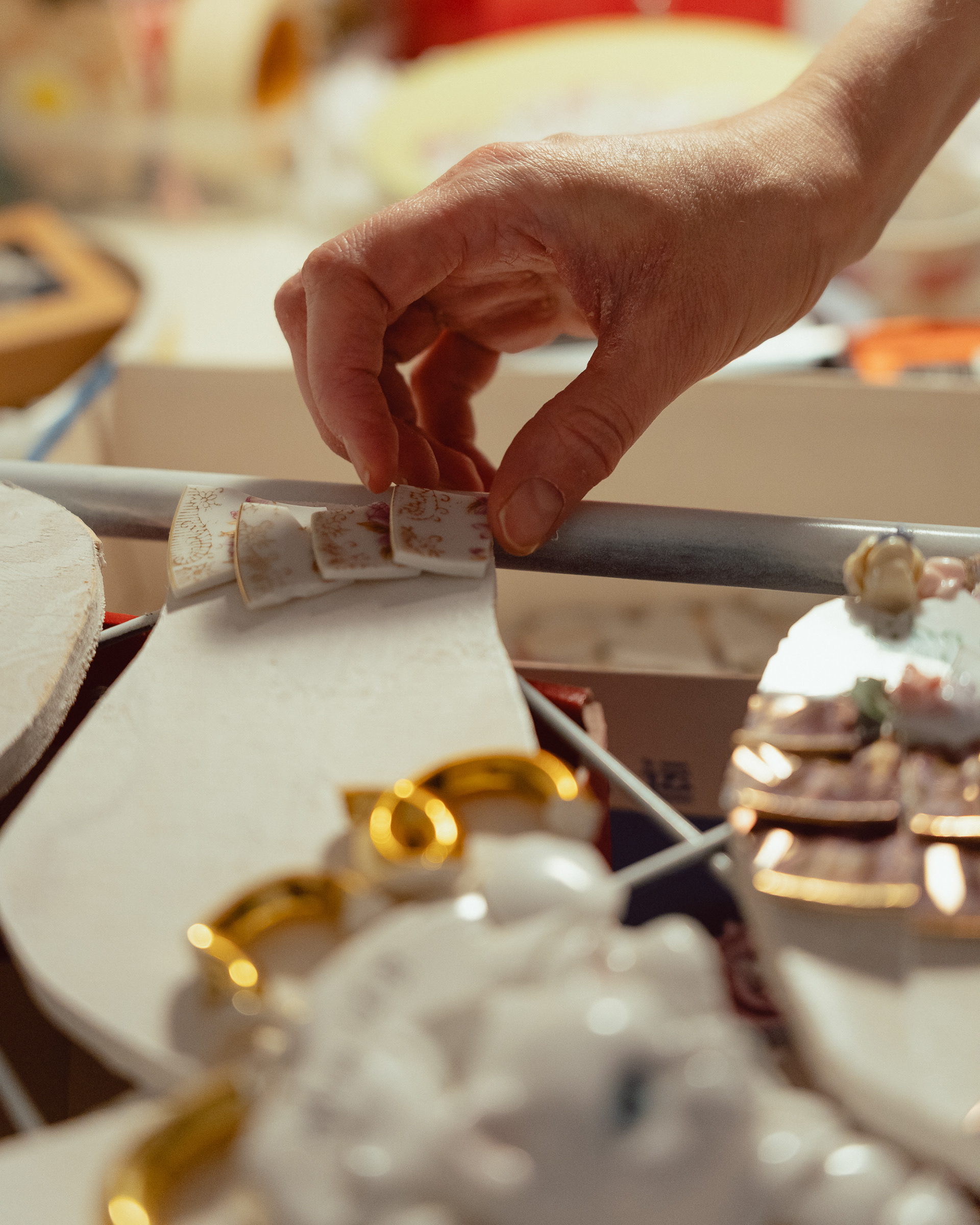 Kuvanveistäjä Maria Stereo työhuoneellaan