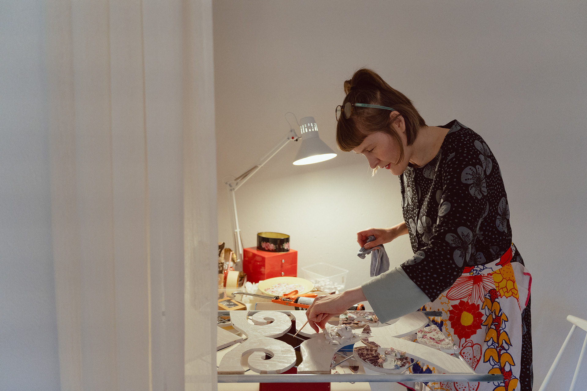 Kuvanveistäjä Maria Stereo työhuoneellaan