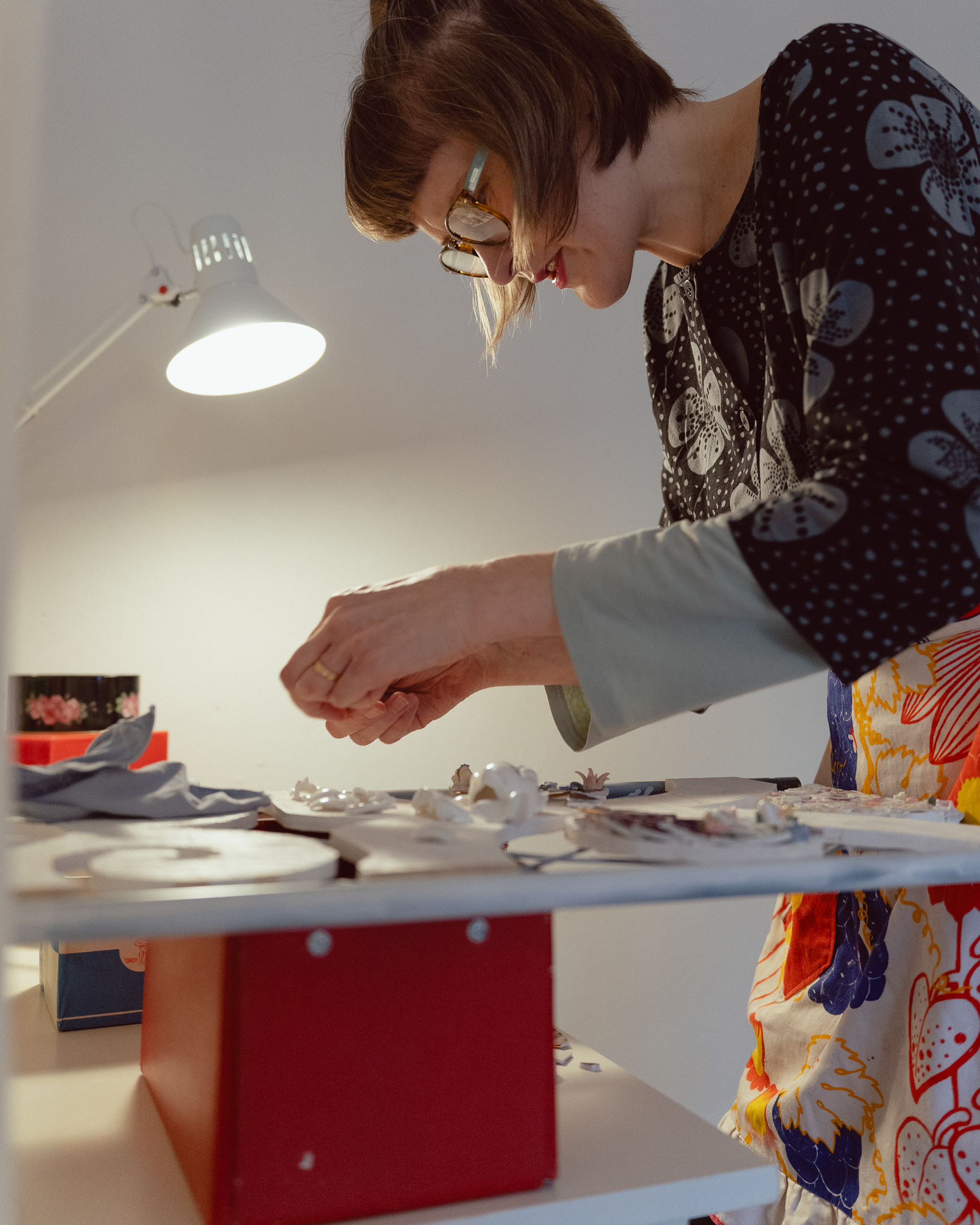 Kuvanveistäjä Maria Stereo työhuoneellaan