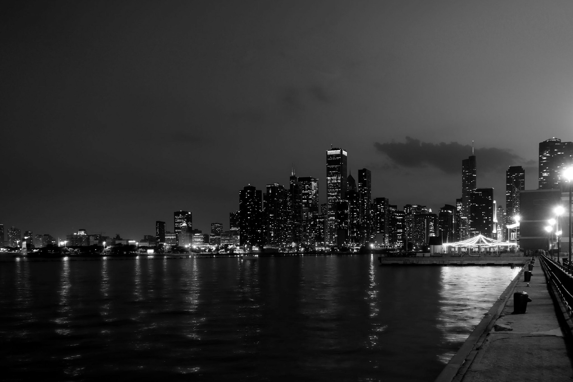 The skyline of Chicago at hight with the harbor in the foreground