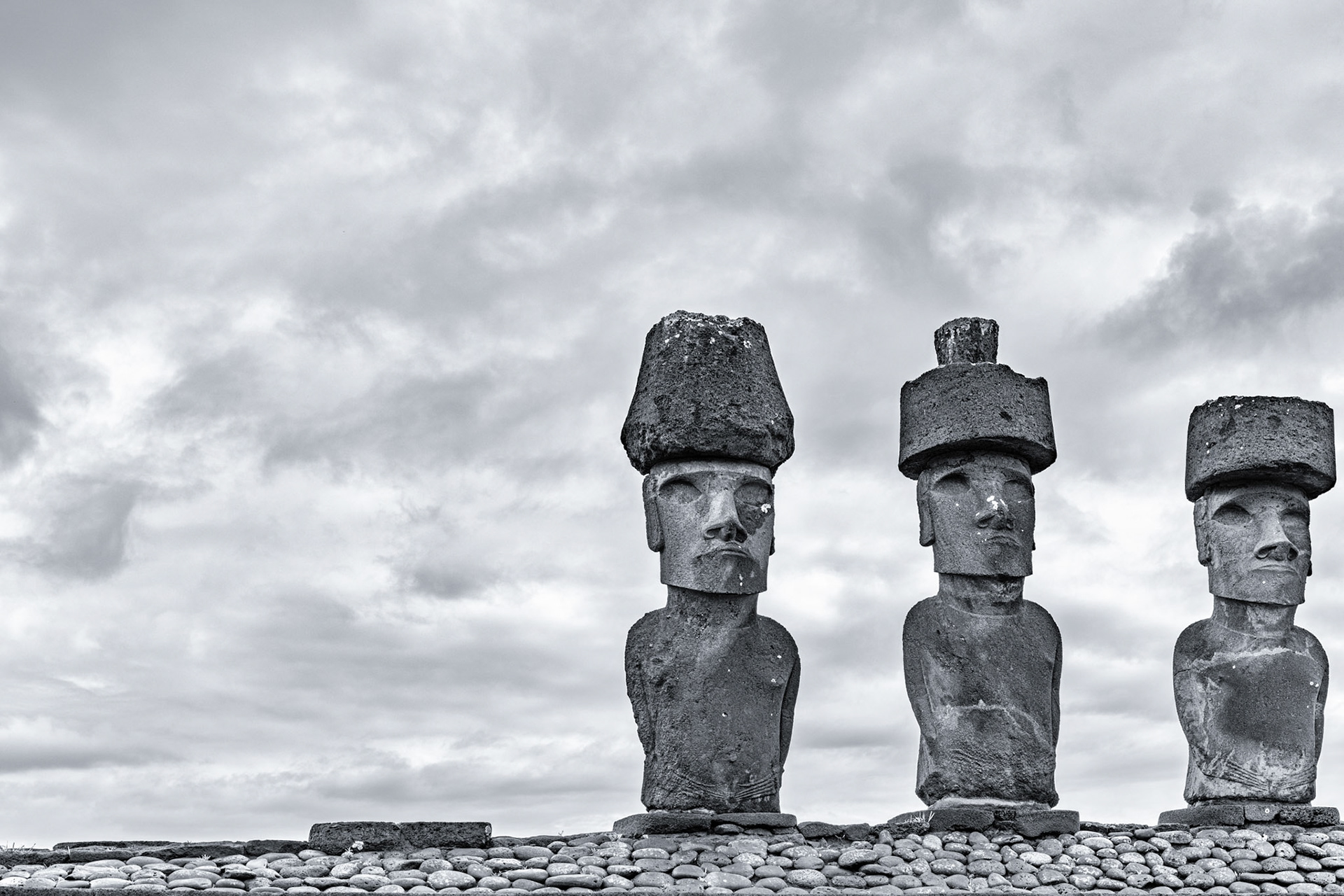 The pukao tops (1 or 2 pieces),are generally considered chifetan topknots by some experts, and are in fact off center front to back. Imagine trying to move and balance that tonnage +6m up in the air in 1400~1600!