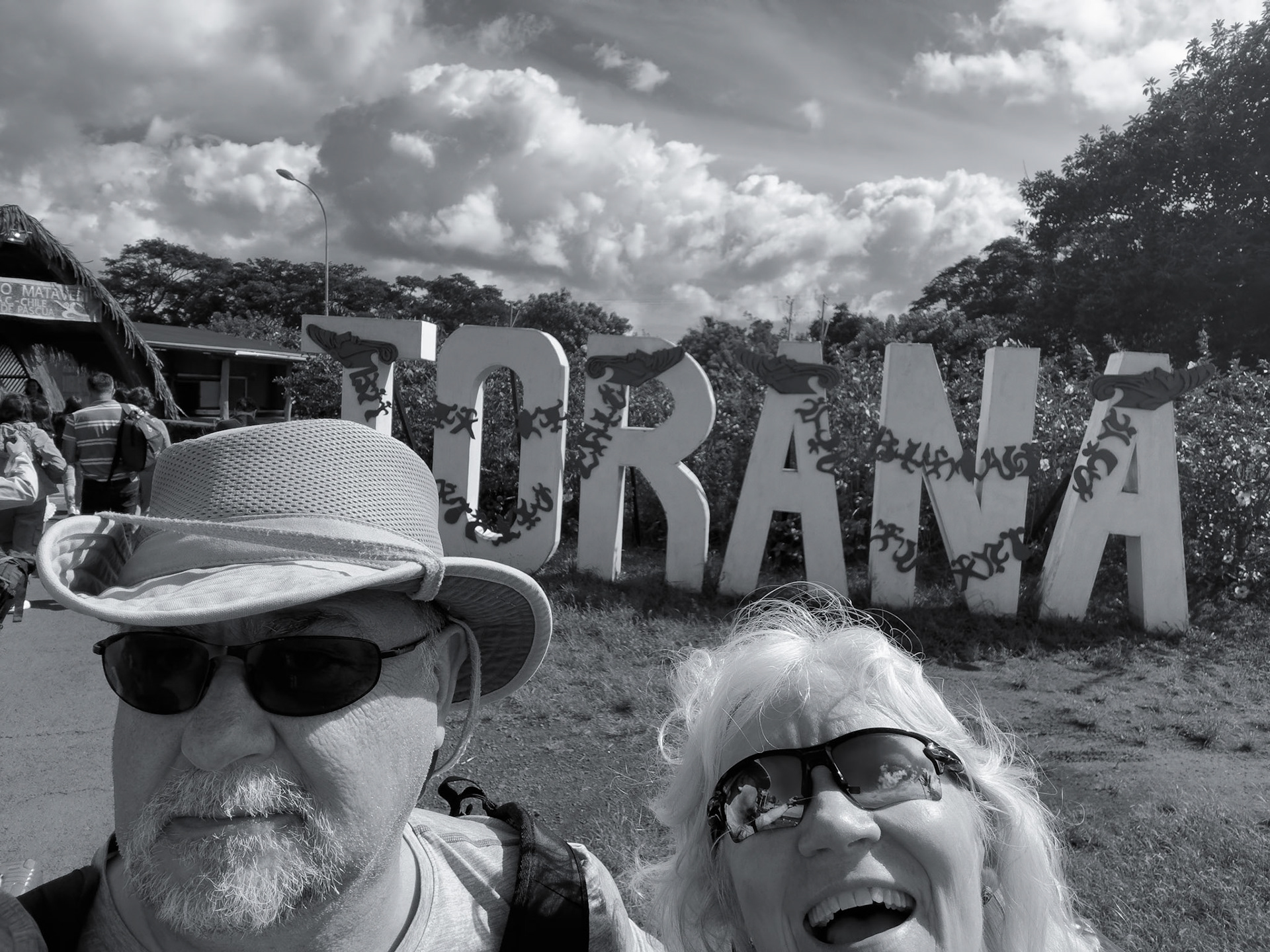 We sucessfully made it to Rapa Nui! When you see the wing of the plane in a few shots you'll understand the joyous expression on Paula's face :-D