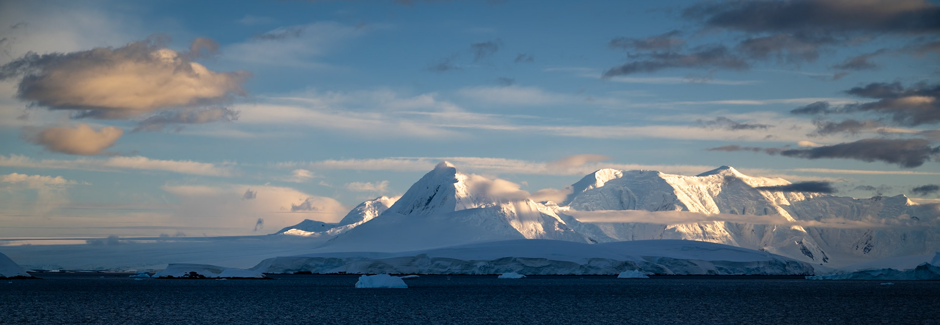 0700 - the sunrise has cleared the ridge behind me (our port size as we're south bound)