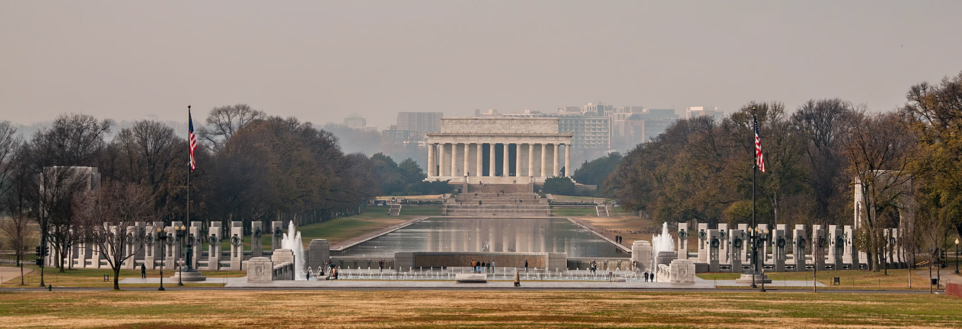 WWII memorial with The Lincoln Memorial in the background on a hazy, foggy, day
