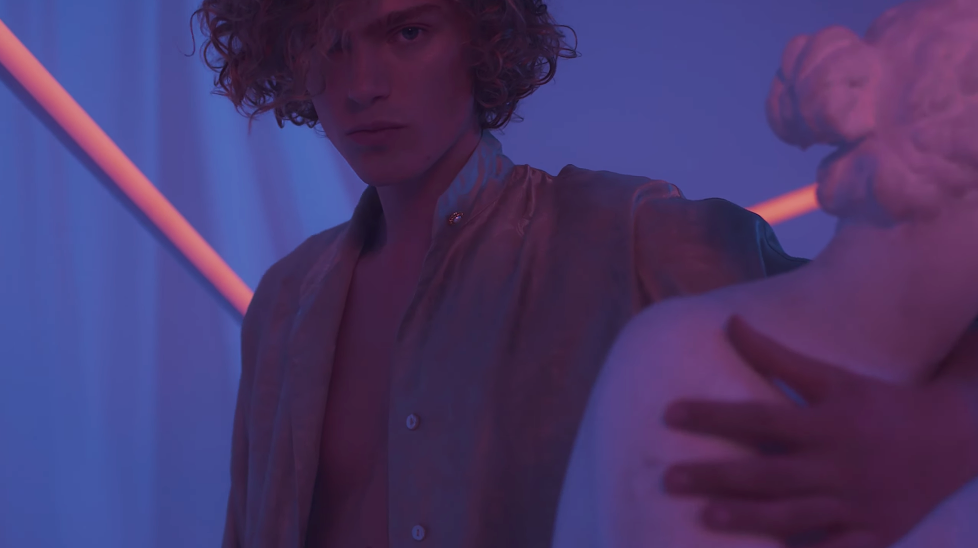 1e assistante caméra (pointeuse) / Clip de CHIEN NOIR, Lumière Bleue, réalisé par Kathia Saul, 2020.