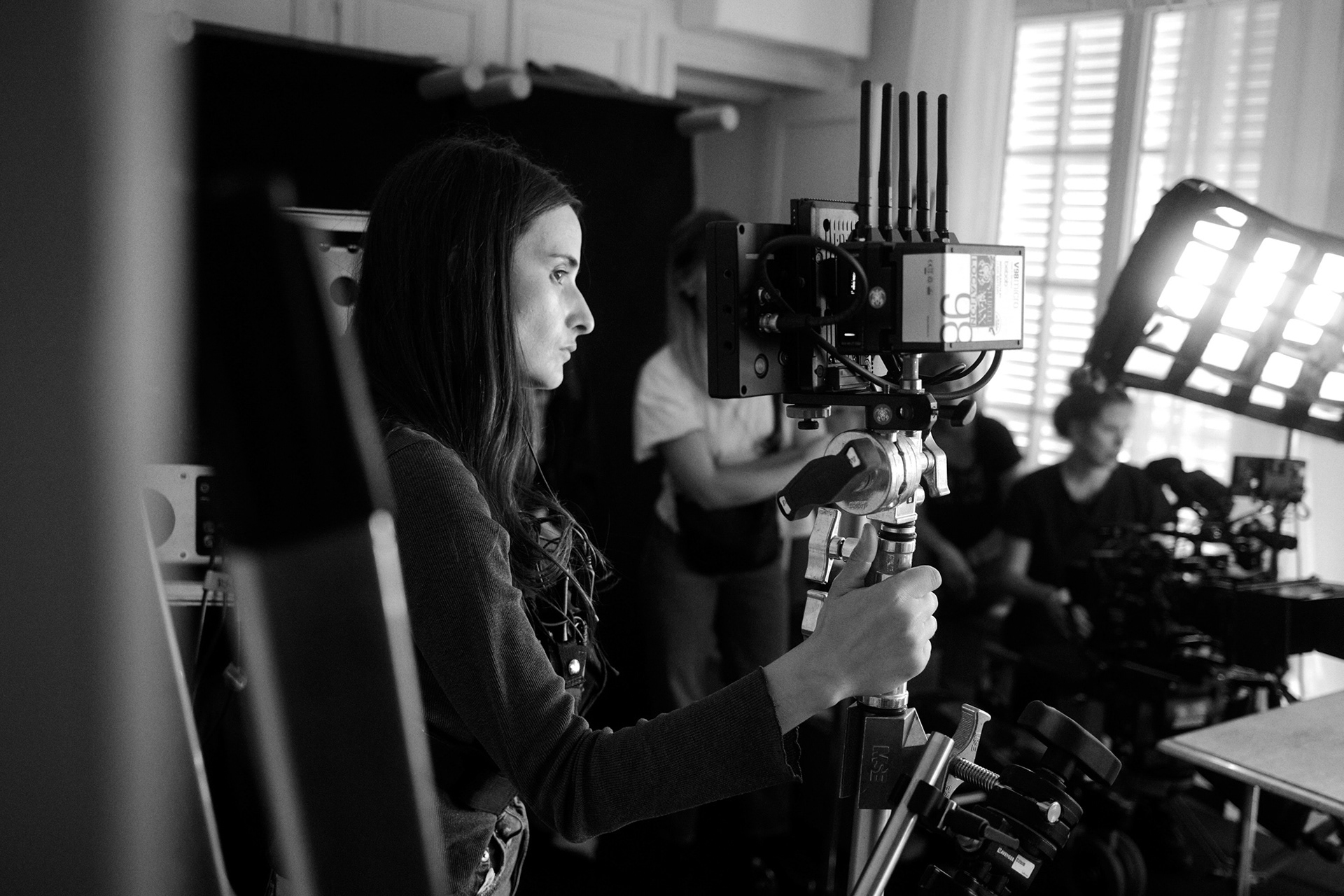Julia Jeanne, seconde assistante caméra, sur le tournage d'une publicité