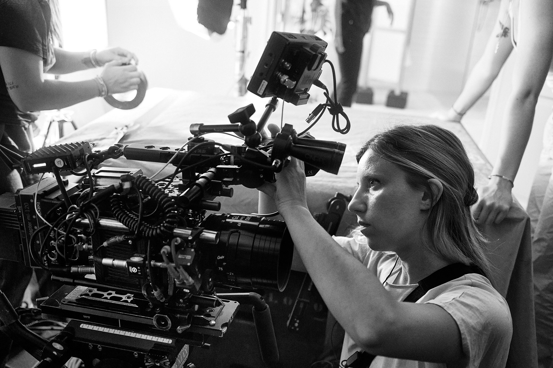 Camille Autrive, première assistante caméra, sur le tournage d'une publicité