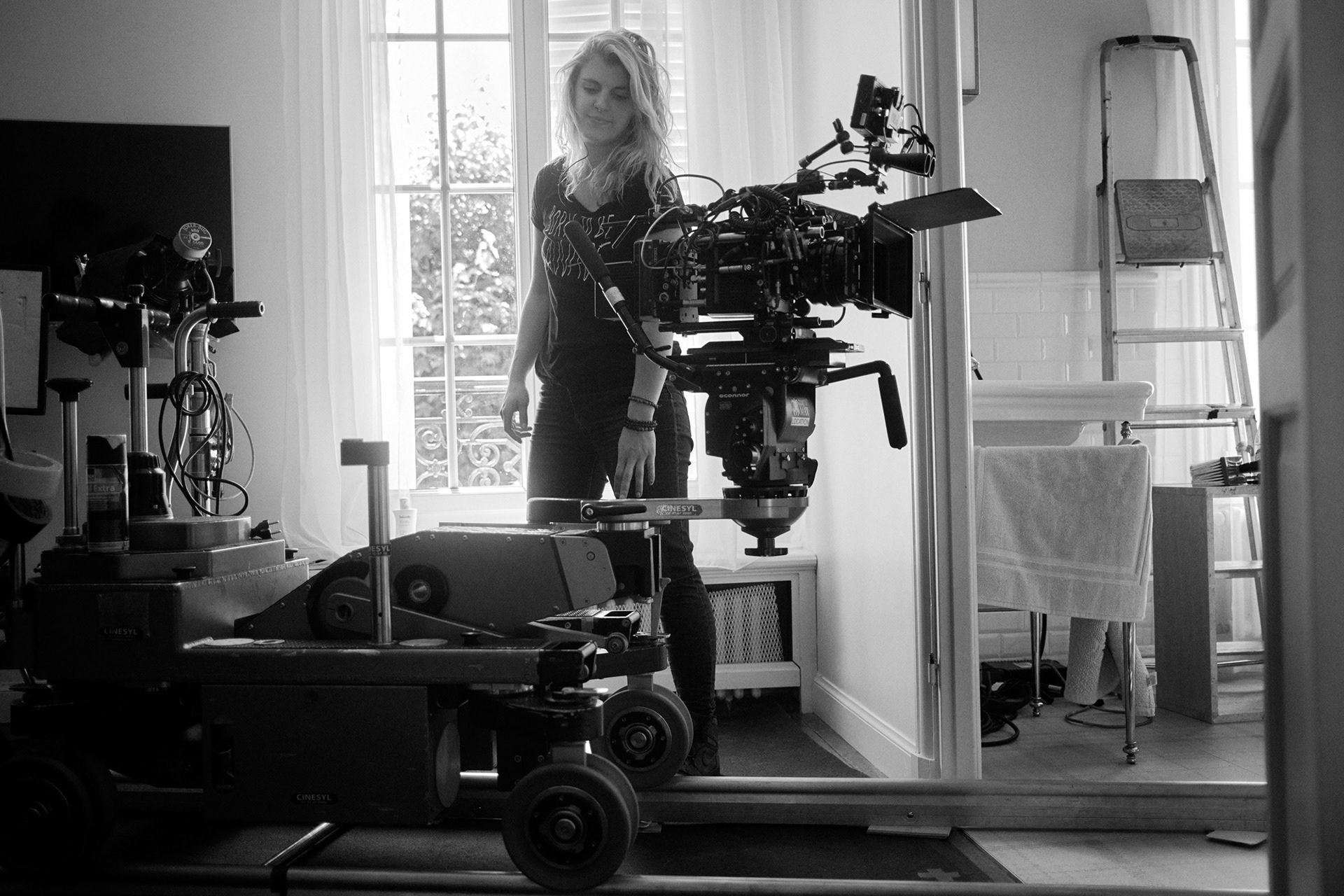 Laura Marret, cheffe machiniste, sur le tournage d’une publicité