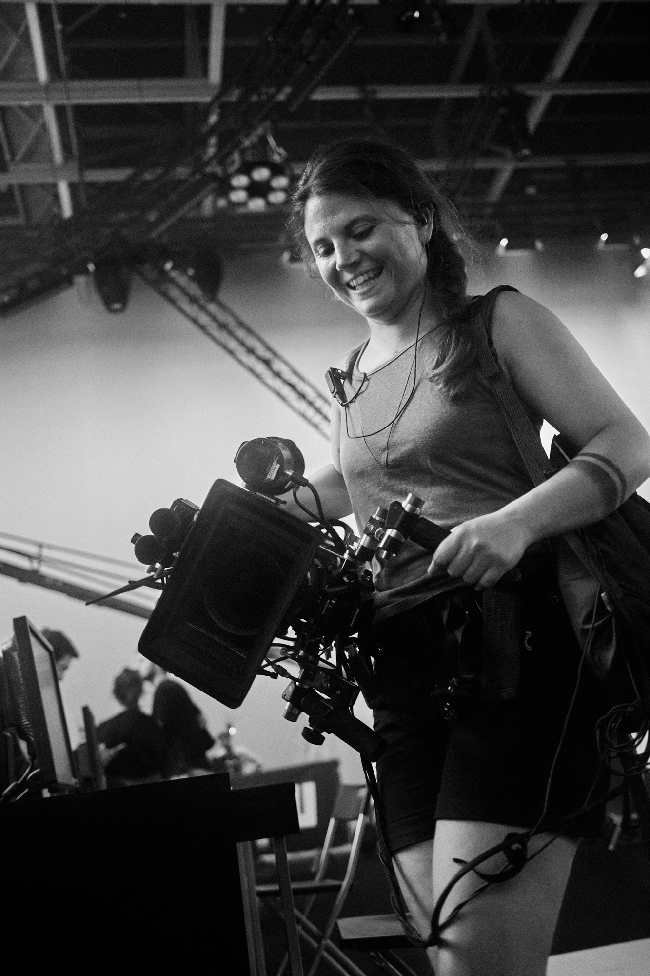 Mélanie Bordes, machiniste, sur le tournage de la série Netflix « La Cage »