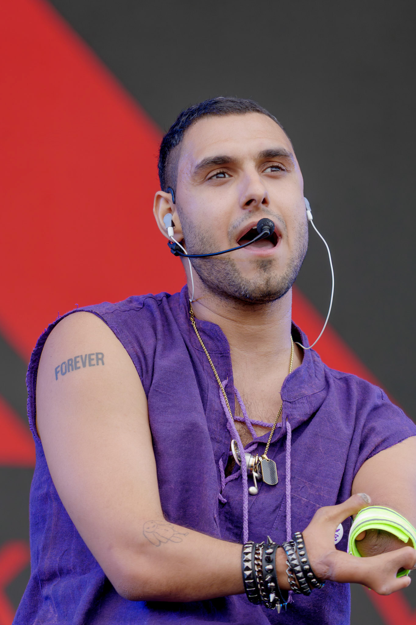 Emmanuel Kelly on stage at the Isle of Wight Festival 2025