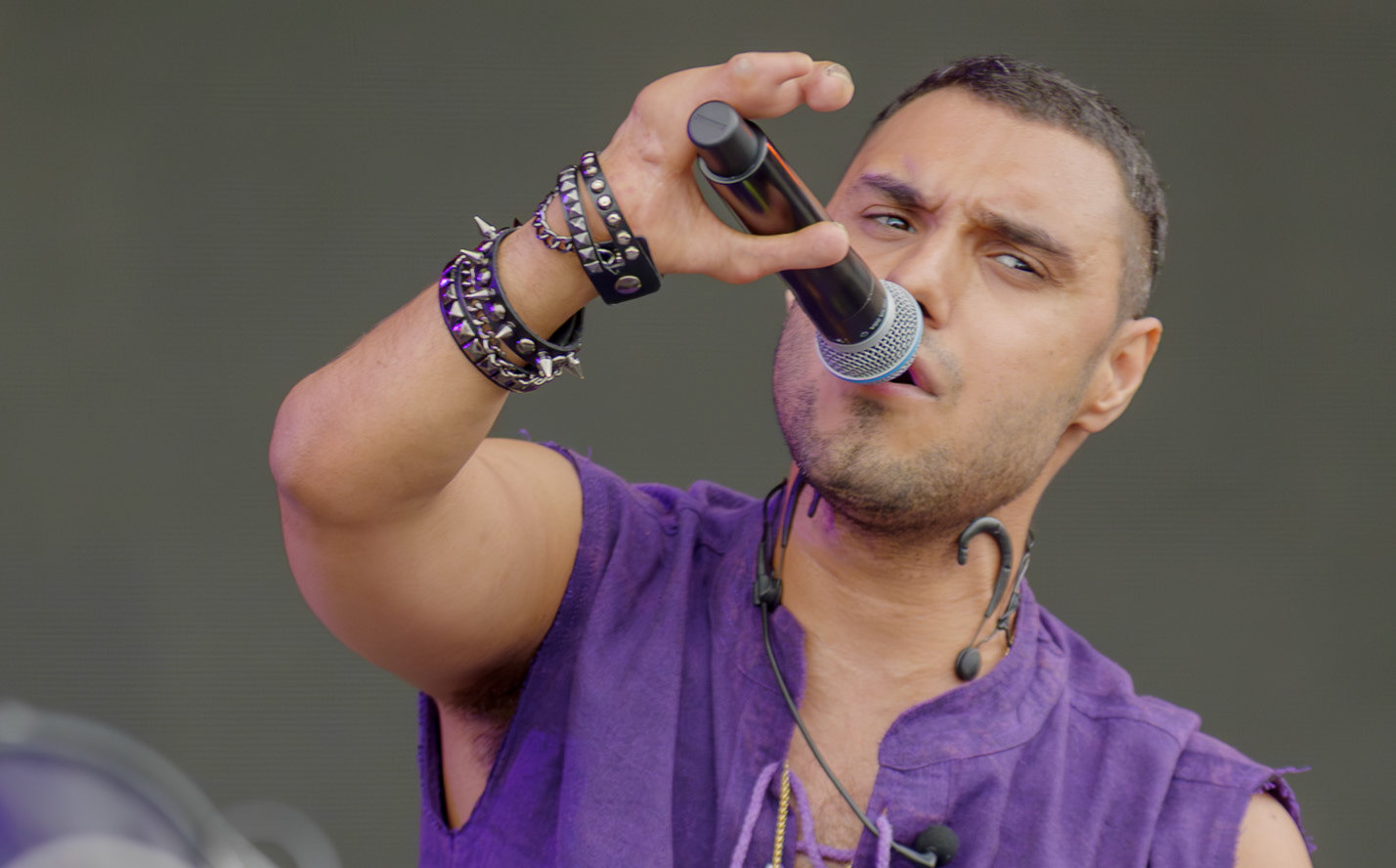 Emmanuel Kelly on stage at the Isle of Wight Festival 2025