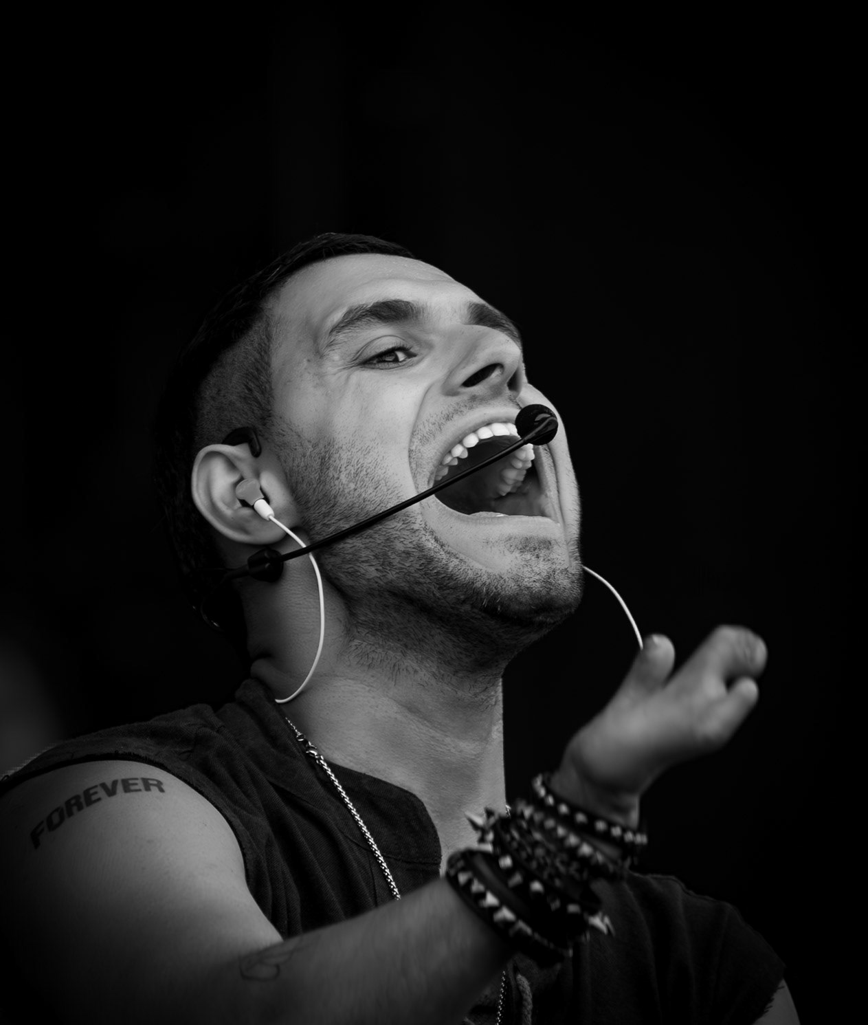 Emmanuel Kelly on stage at the Isle of Wight Festival 2025