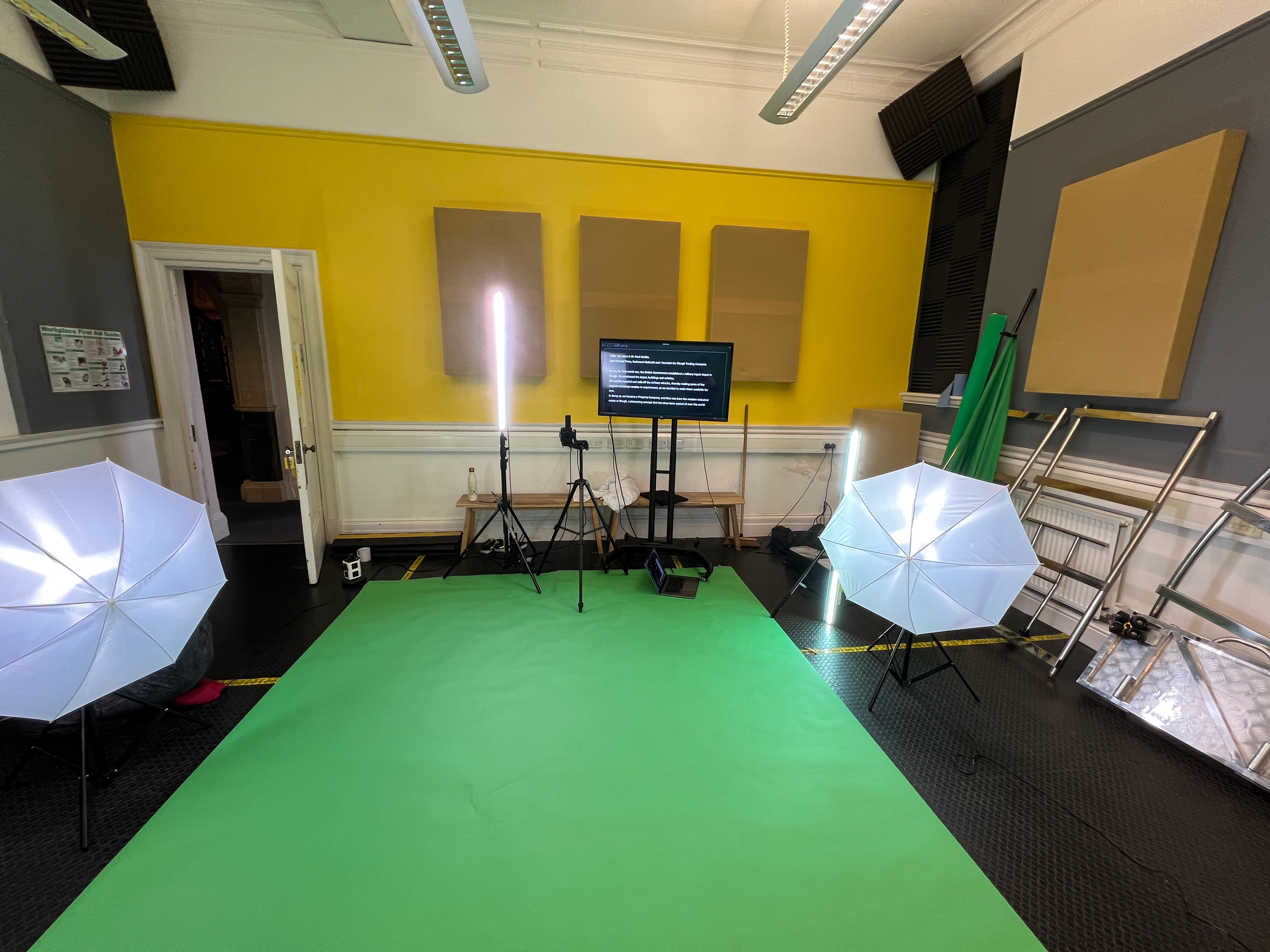 The improvised TV screen teleprompter