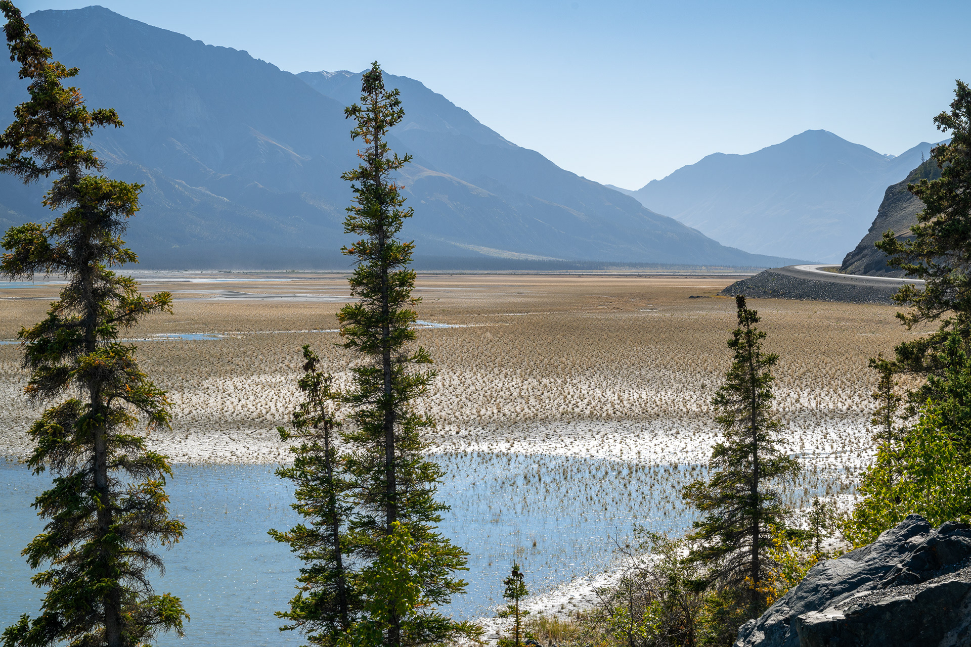 uitmonding Kaskawulsh River in Kluane Lake