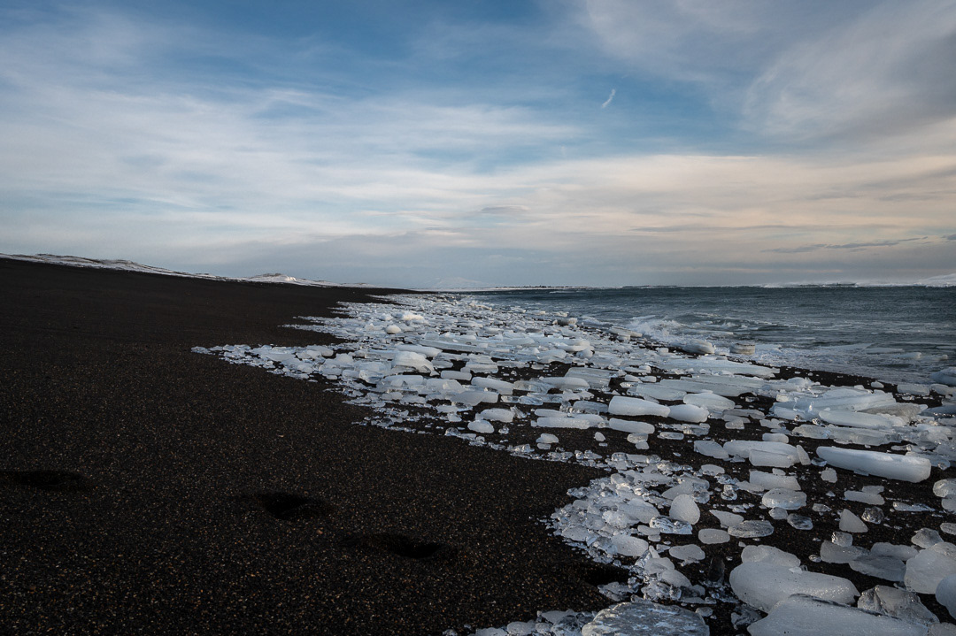 Op het strand bij Eyrarbakki liggen de ijsblokken van de rivier de Olfusá