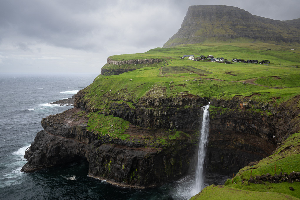 Gásadalur met de Mulafossur waterval