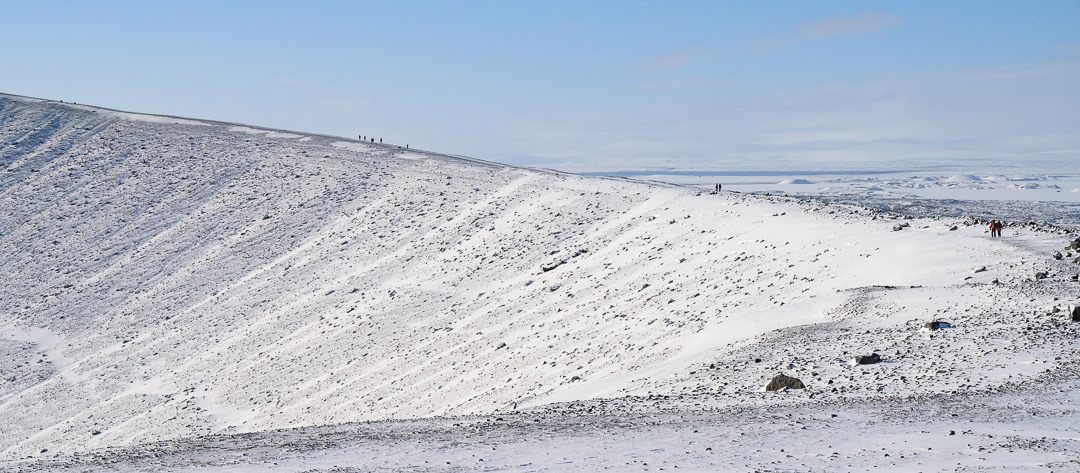 Dit is een kegelvulkaan van ongeveer 312 meter hoog, diameter van ongeveer 1 km en een diepte van 140 meter. We hebben hem rond gelopen, met prachtige vergezichten