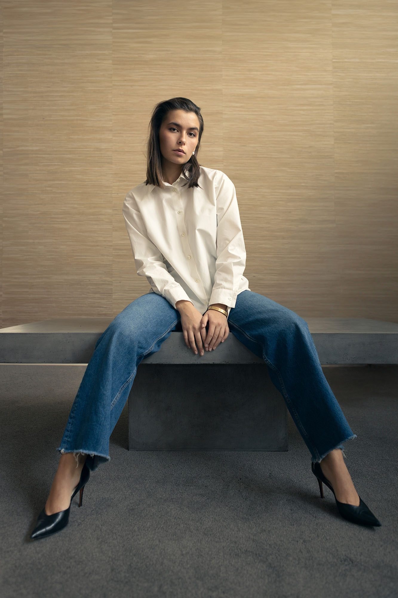 Tina Tufan i skjorta av återbruk från Tini i Hudiksvall, fotograferat av Per Lindberg i Hudikhus lokaler.