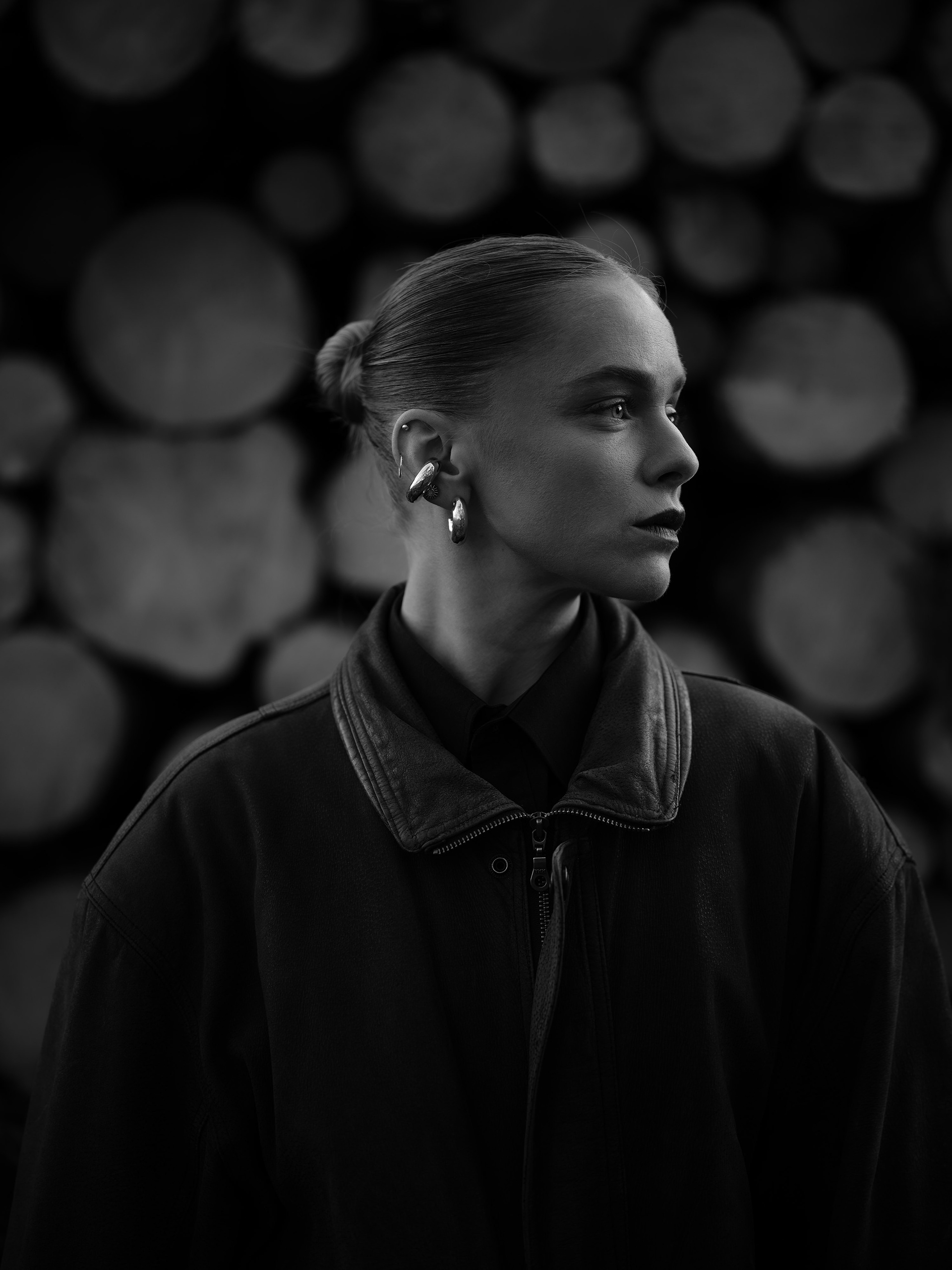 Estetiskt porträttfoto av kvinna i naturligt ljus, Hudiksvall