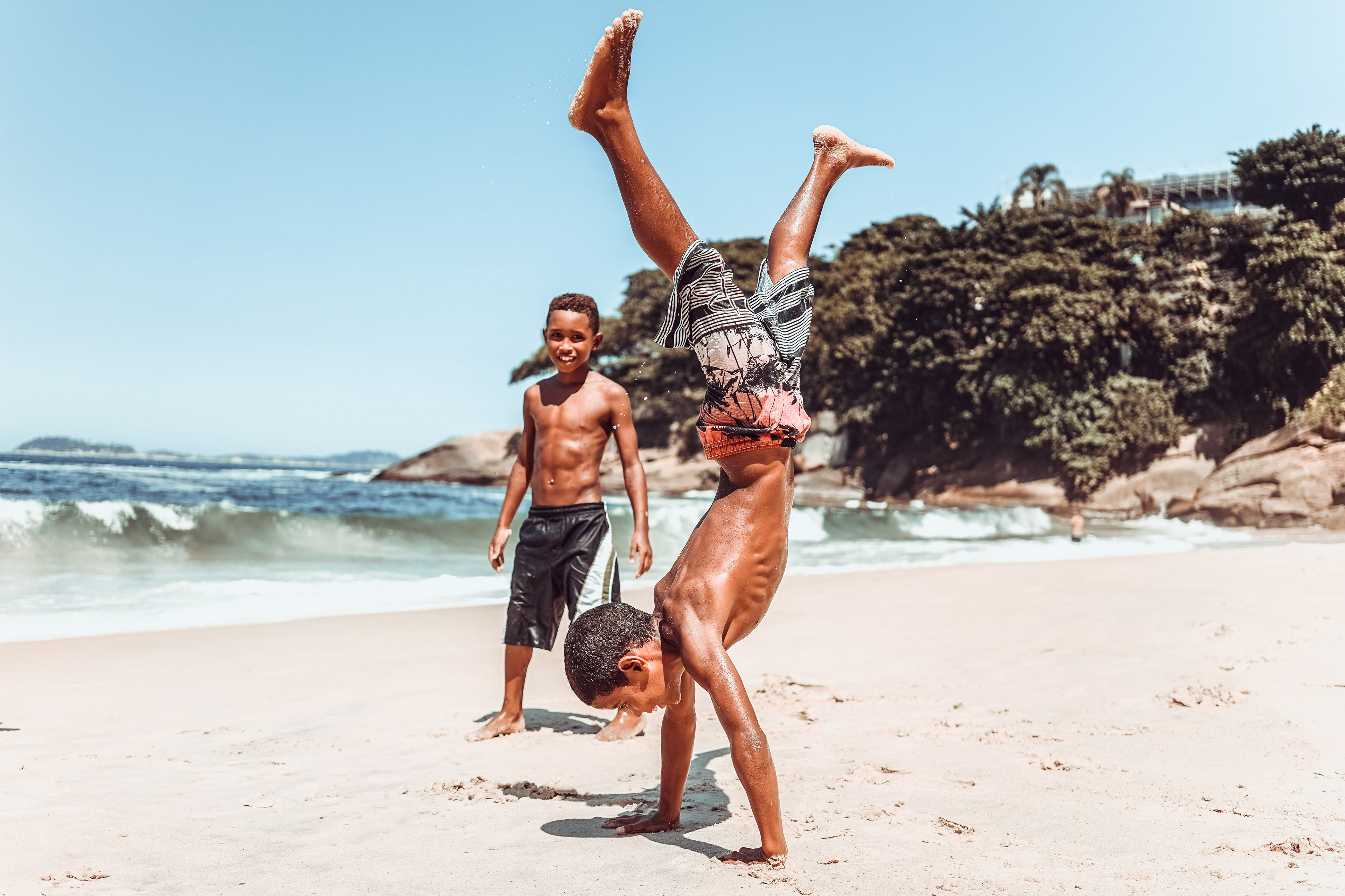rio de janeiro, brasilien, travel, kids, kinder, reise, journey, kultur, culture, handstand, strand, meer, lachen, spielen