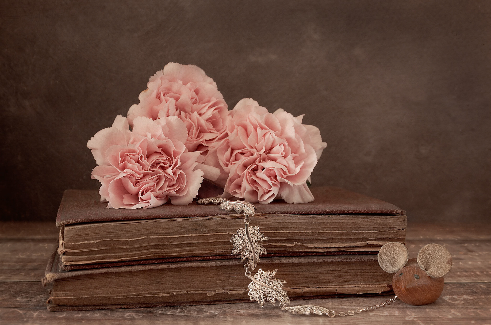 Carnations with mouse