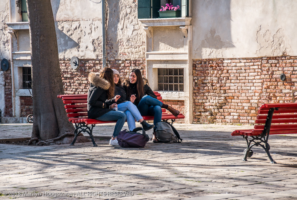 Girl Chat, Venice