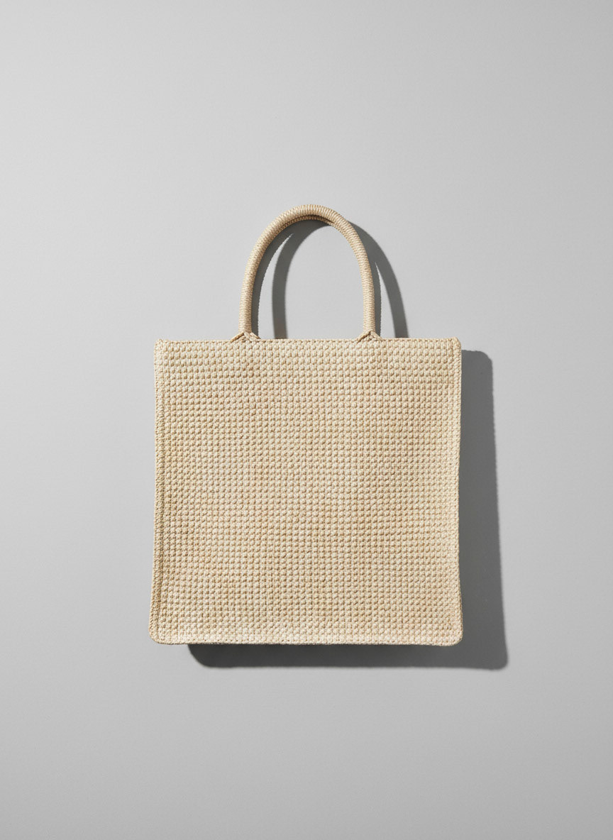"Raffia tote bag packshot"