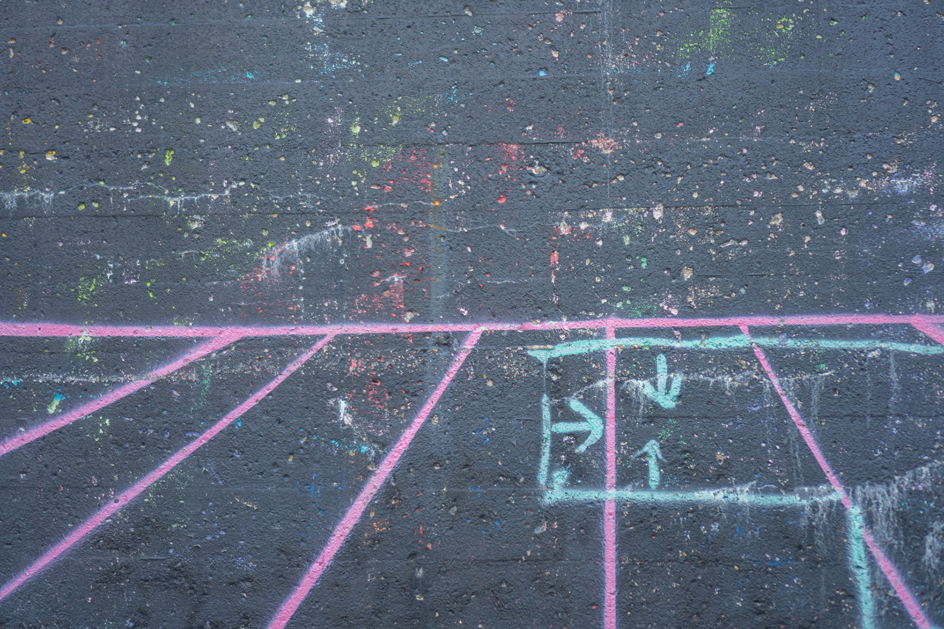 one of my favorite alleyways - right next to the L - it appears to have had a mural of some kind, and now has some kind of CTA diagram showing where things will go
