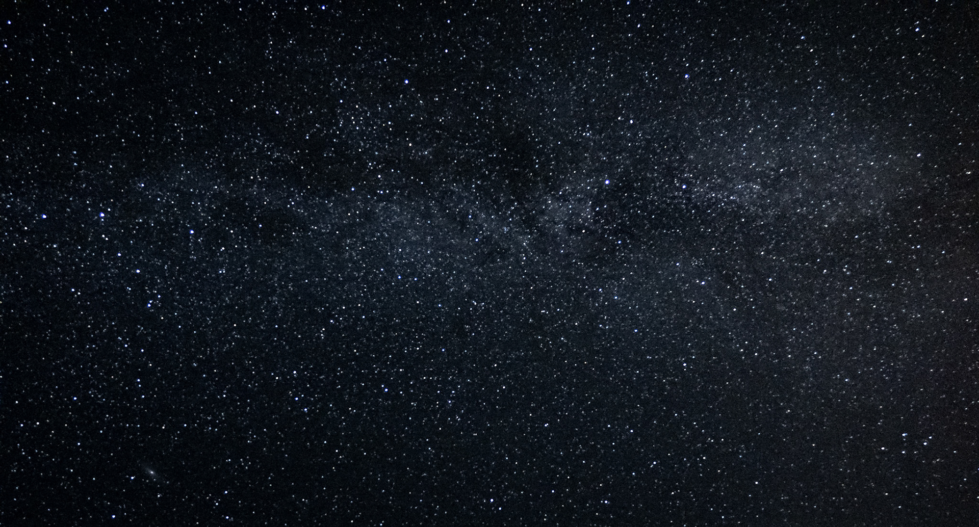 Milchstraße mit Andromeda-Galaxie (halb unten links erkennbar)