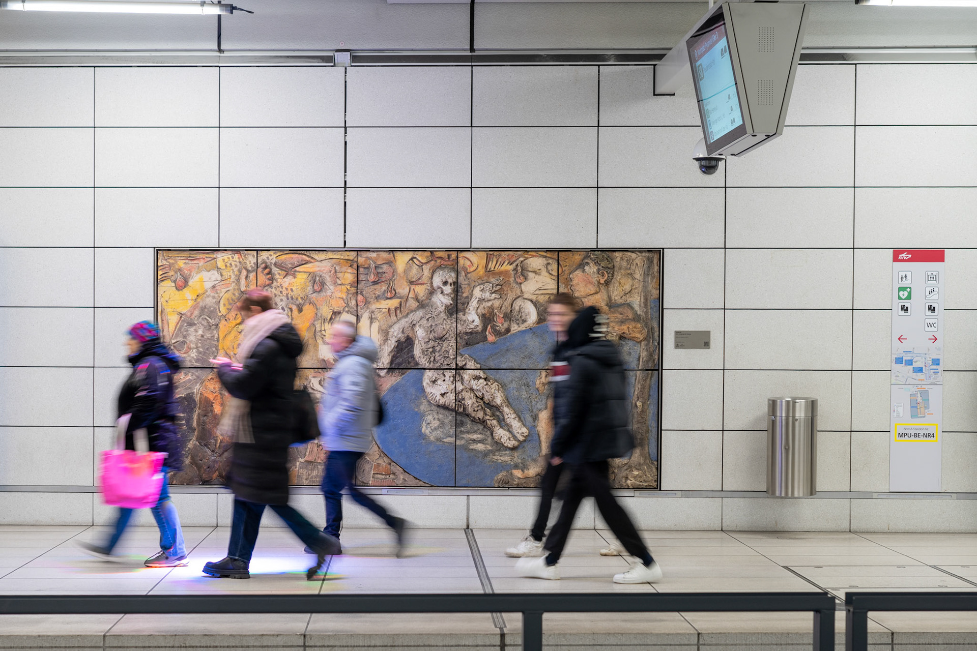 ignoring - Über die Wahl der Kunst in Karlsruhes U-bahn Stationen bin ich gelinde gesagt immer noch erstaunt. So präsentiert sich also eine moderne Medienstadt. Nicht genug, dass Karlsruhe stetig autofeindlicher wird. 