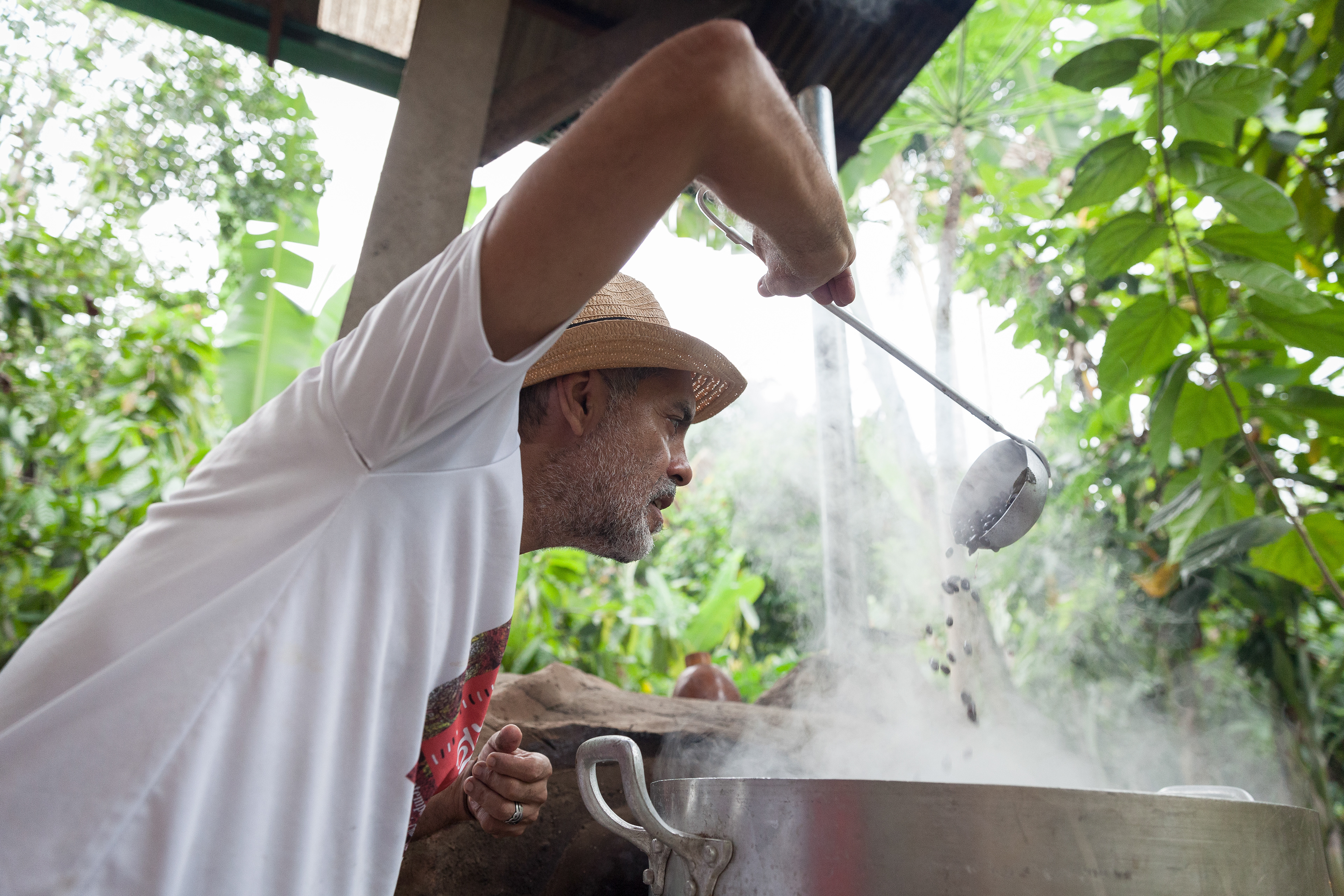 Cooking vegan meals with Alicio, at the communal kitchen in Kilombo Tenondé