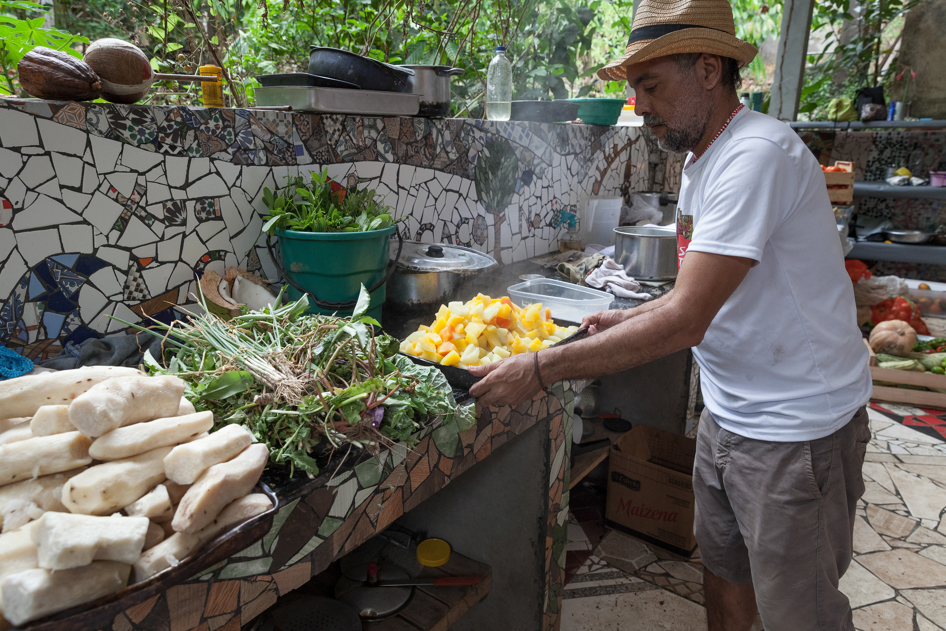 Cooking vegan meals with Alicio, at the communal kitchen in Kilombo Tenondé