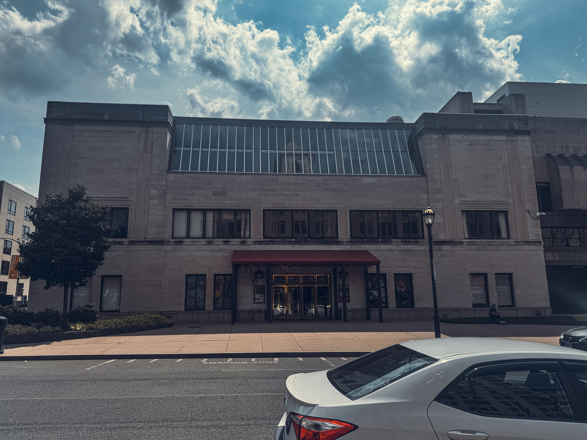 Picture that shows the side entrance of the Wadsworth Museum.