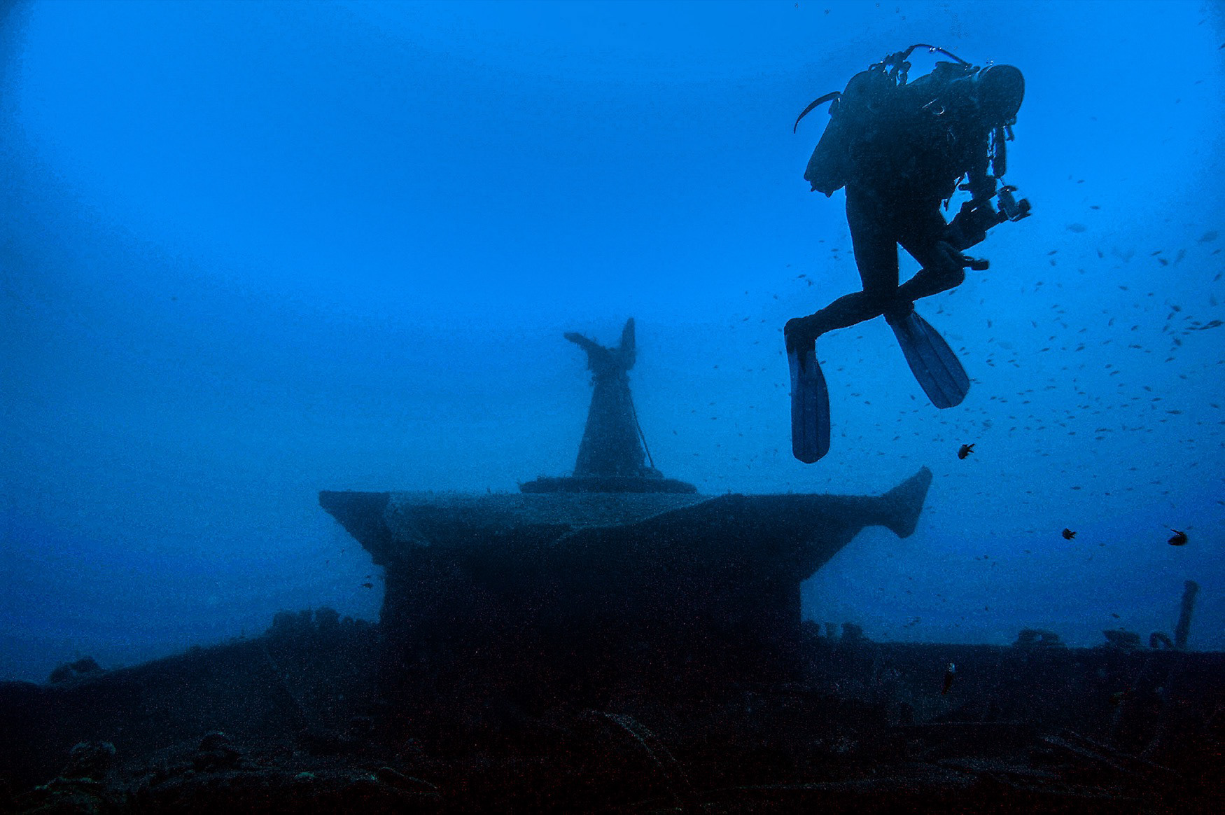 Paris Sunken Ship, Kemer
