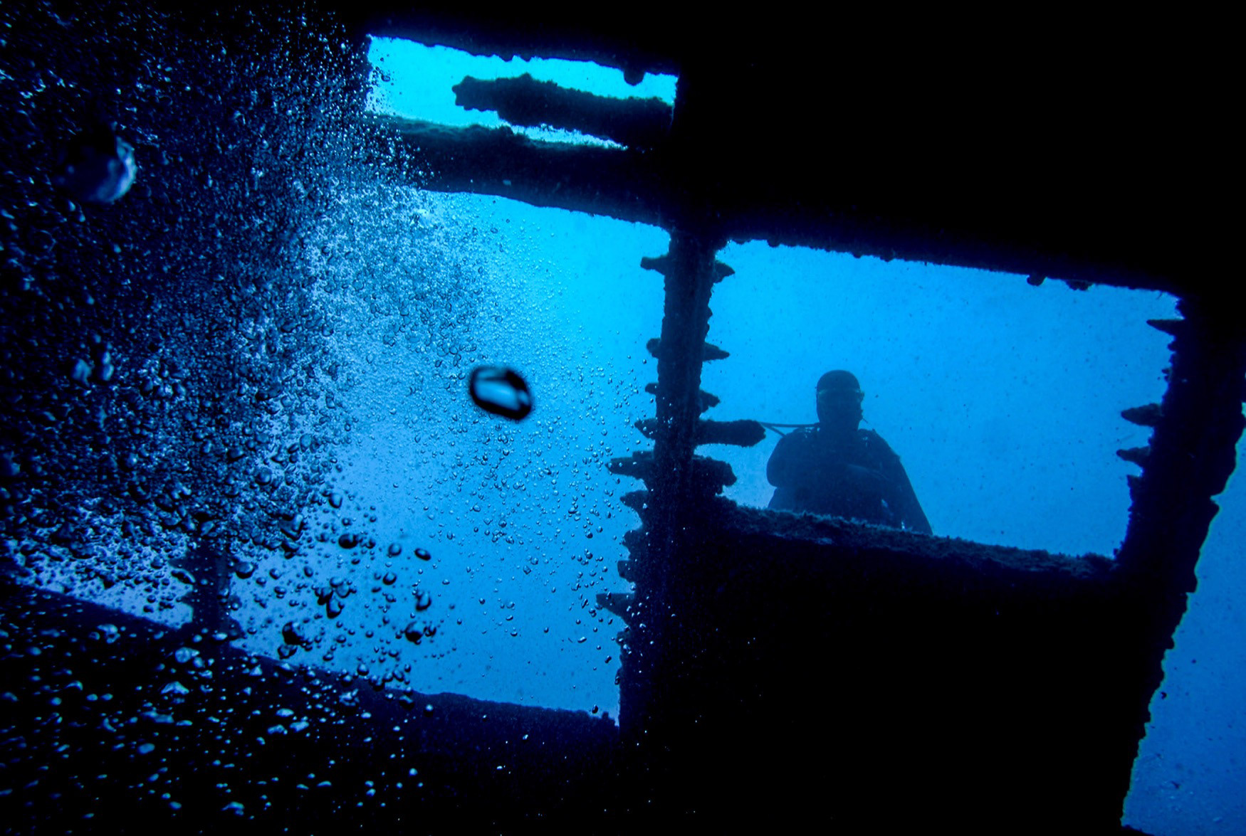 Paris Sunken Ship, Kemer