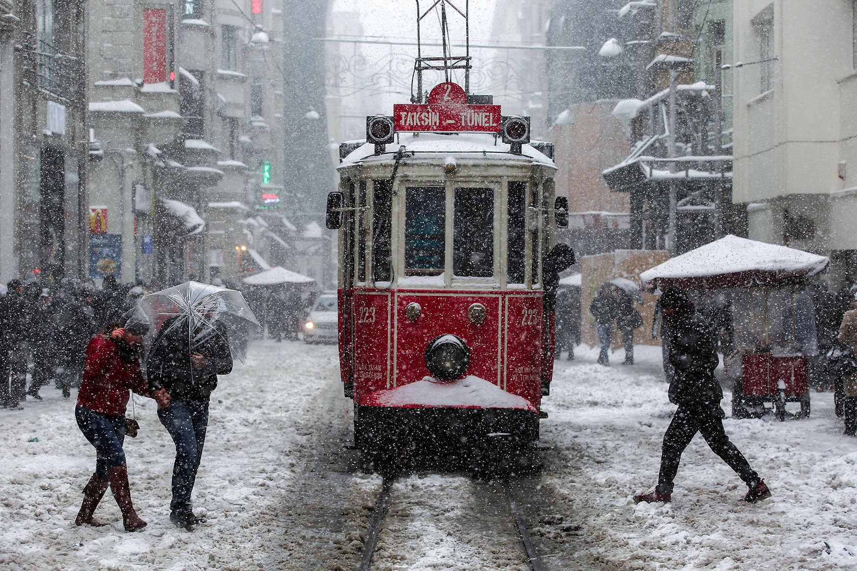 İstanbul'da Kar Yağışı ve tramvay, İstiklal Caddesi, Beyoğlu, 2015