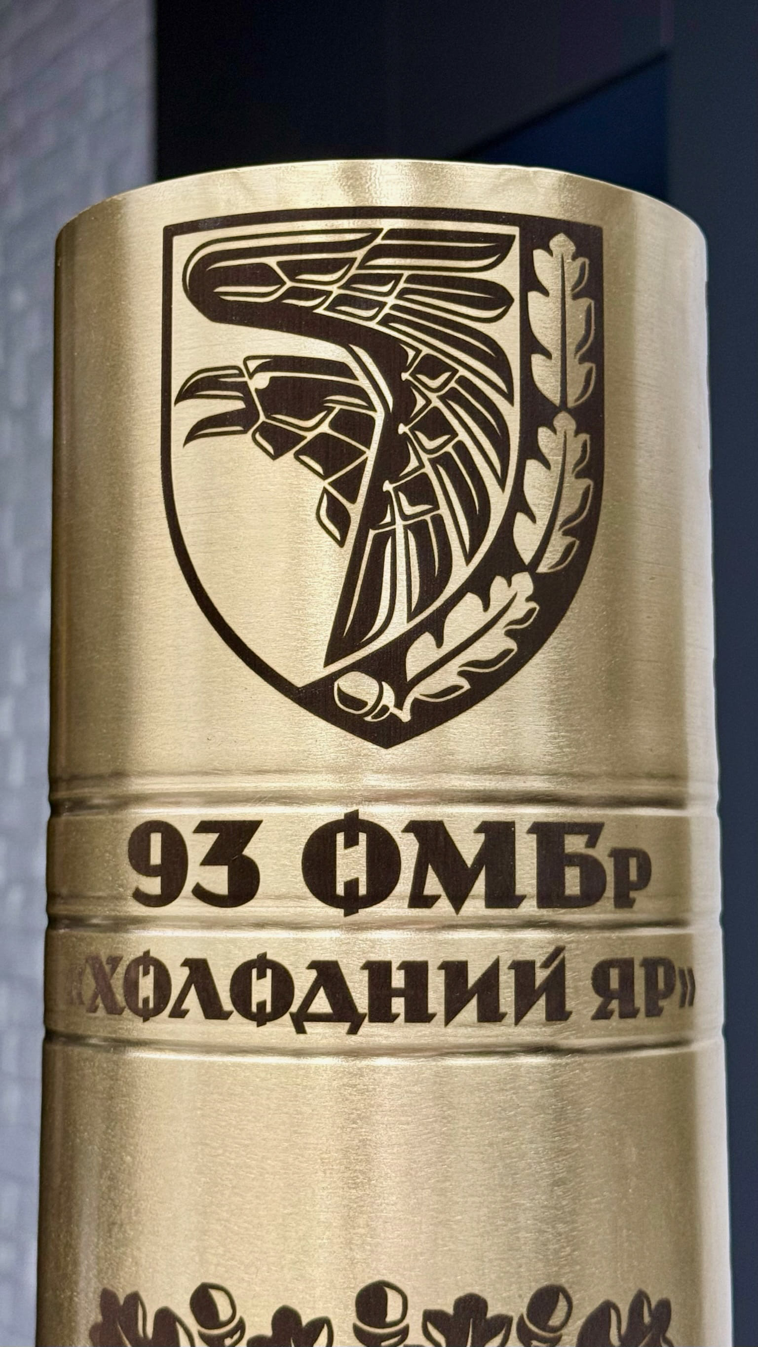 Шеврон 93 ОМБр на гільзі